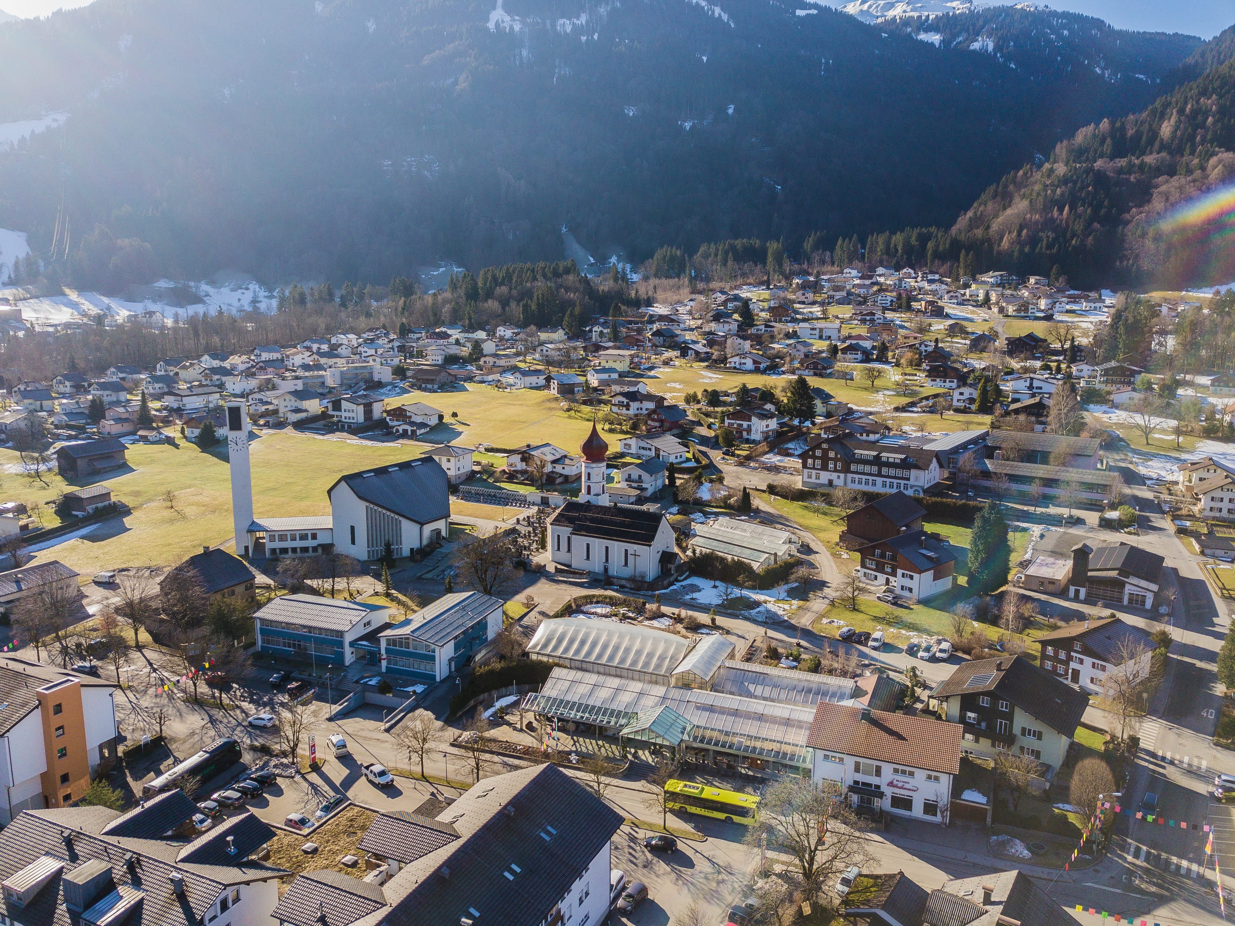 Vorarlberg sieht sich, als dynamischer Wirtschaftsraum, mit ein er zunehmenden Verknappung von v erfügbaren Baugrundstücken konfrontiert.