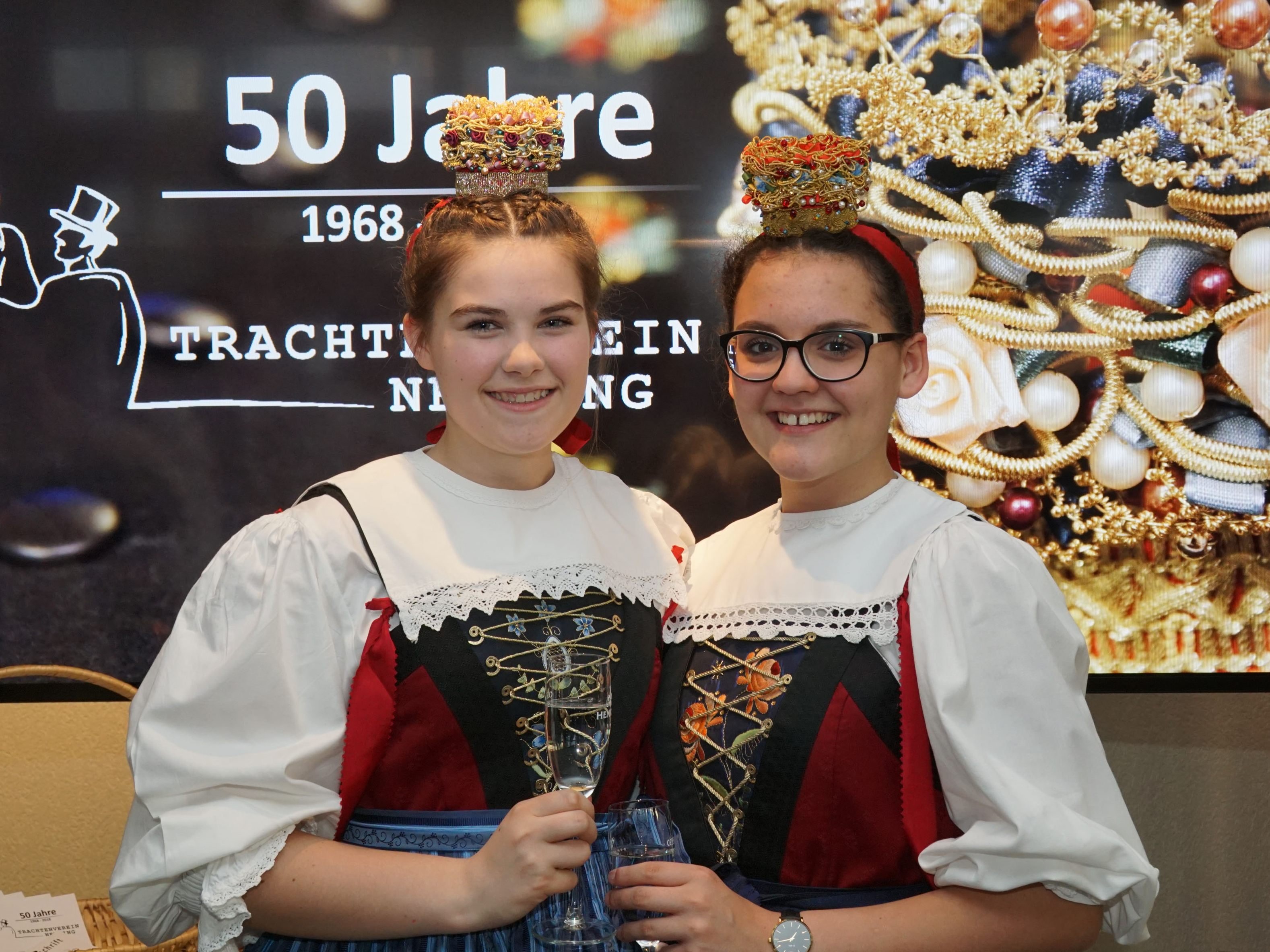 BU (Foto zwei Mädchen) Die Nenzinger Tracht ist der der Walser angelehnt.