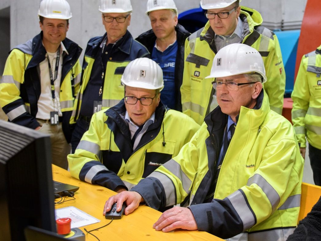Vorstandsmitglieder Helmut Mennel (links) und Christof Germann beim ersten Drehen im Obervermuntwerk II