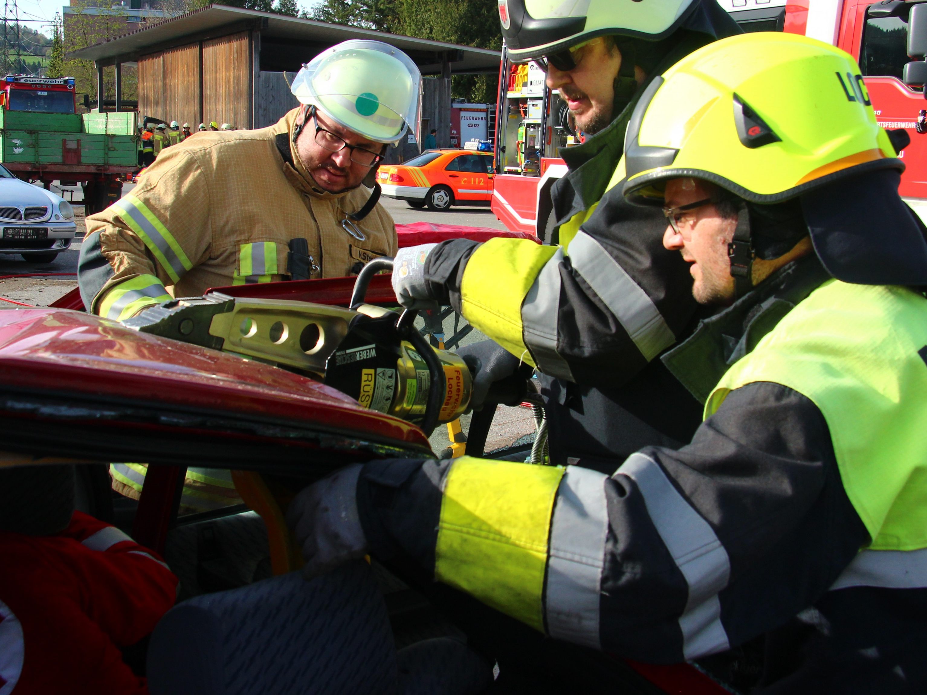 Befreien und Retten war die Devise einer gemeinsamen Übung der Feuerwehren Lochau und Lindaumit dem Roten Kreuz Bregenz.