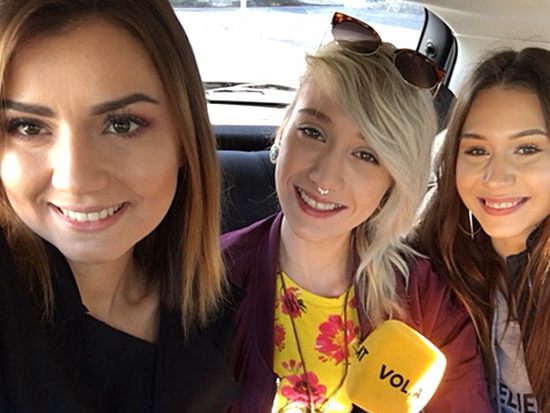 Sara begrüßt die Youtuberinnen im VOL.AT-Taxi.