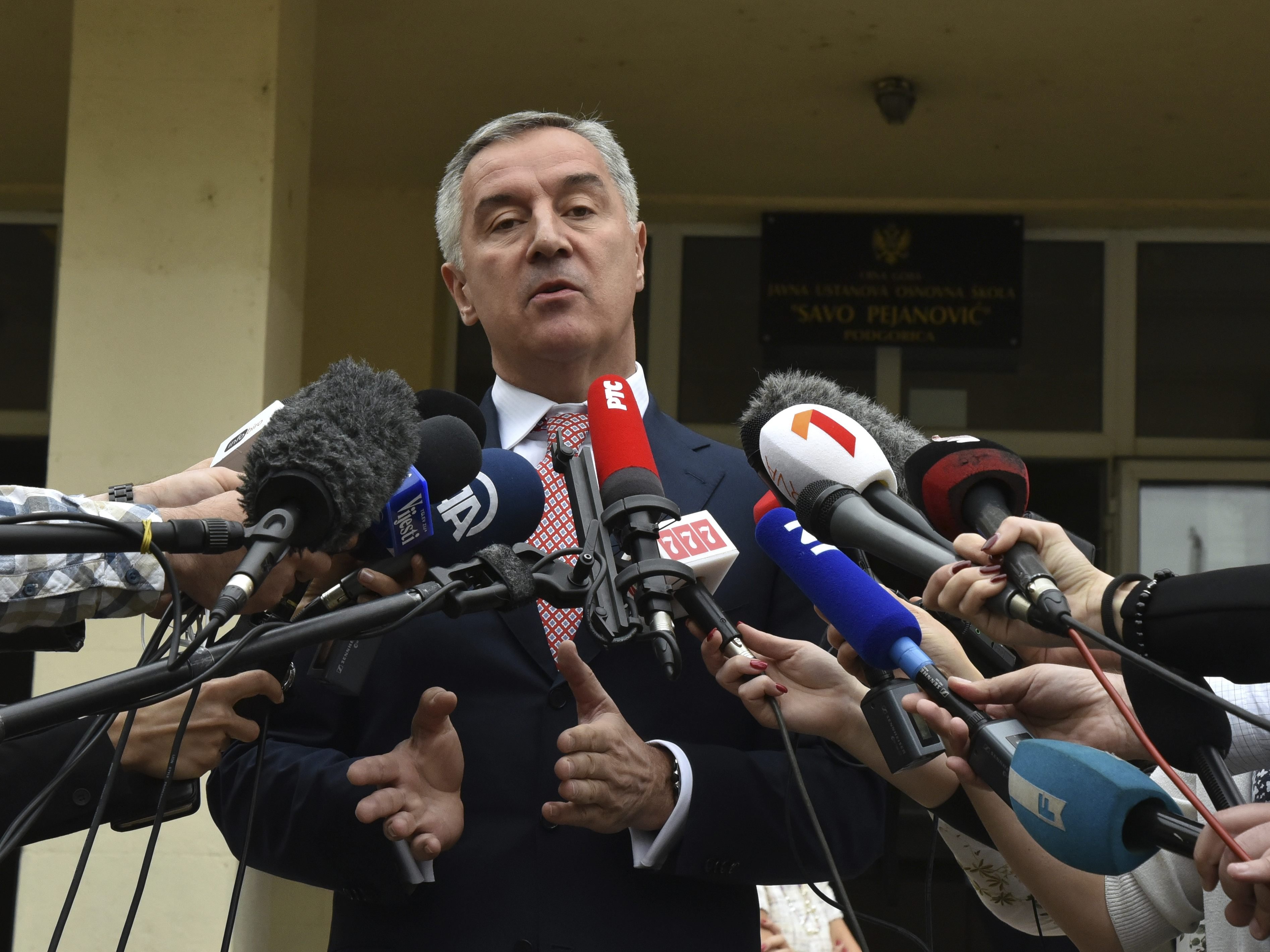Der frühere montenegrinische Langzeitpremier Milo Djukanovic liegt bei der Präsidentschaftswahl vom Sonntag wie erwartet klar vor seinen sechs Mitbewerbern.