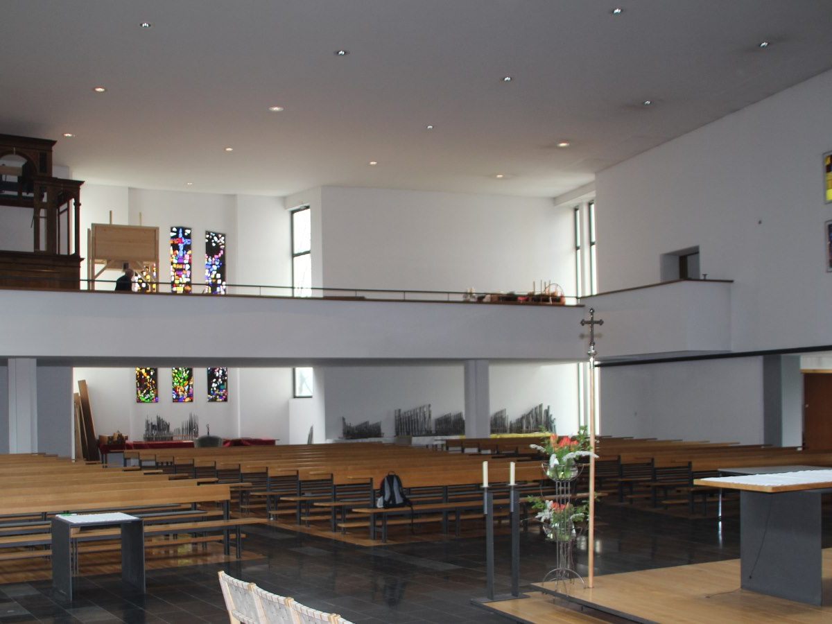 Die neue Orgel in der Pfarrkirche Tisis ist schon weitestgehend aufgestellt.