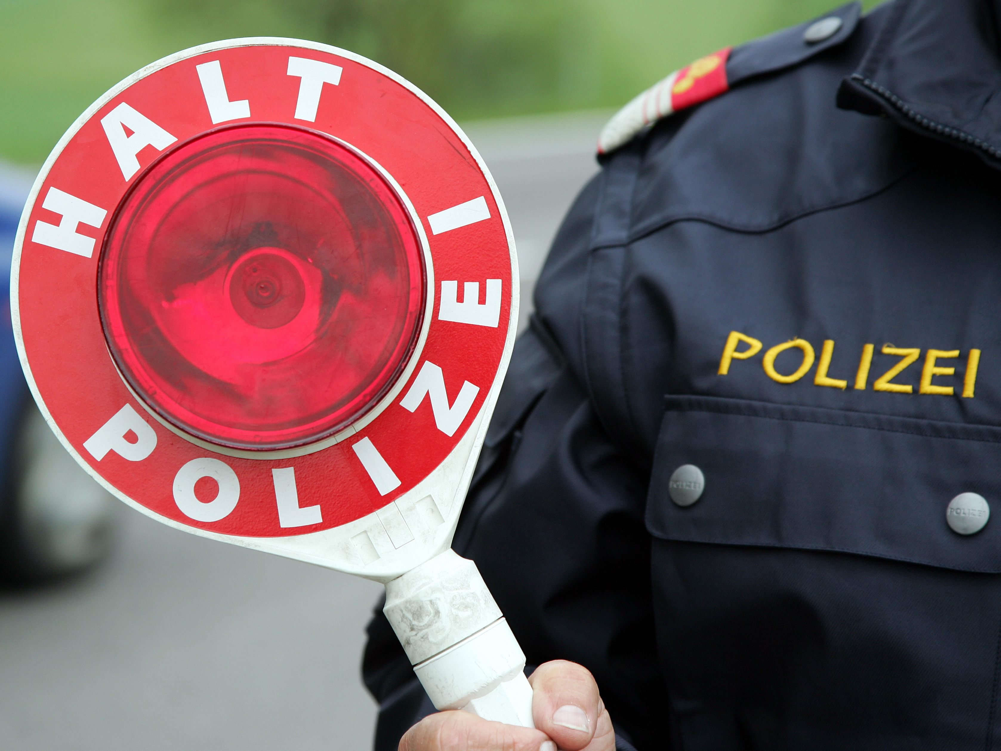 Polizei erbittet Hinweise auf unbekannten Pkw.