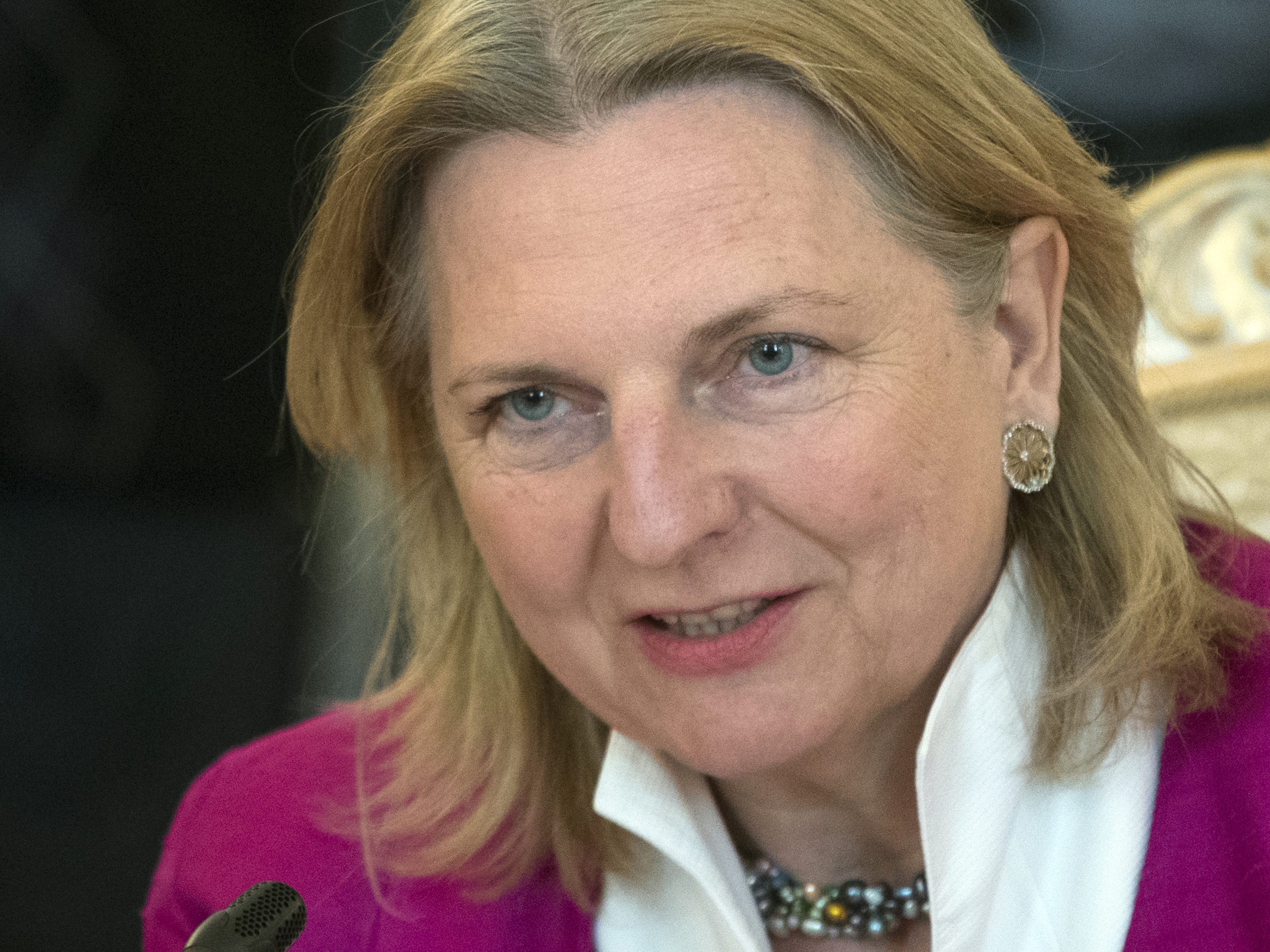 Außenministerin Kneissl musste ins Krankenhaus.