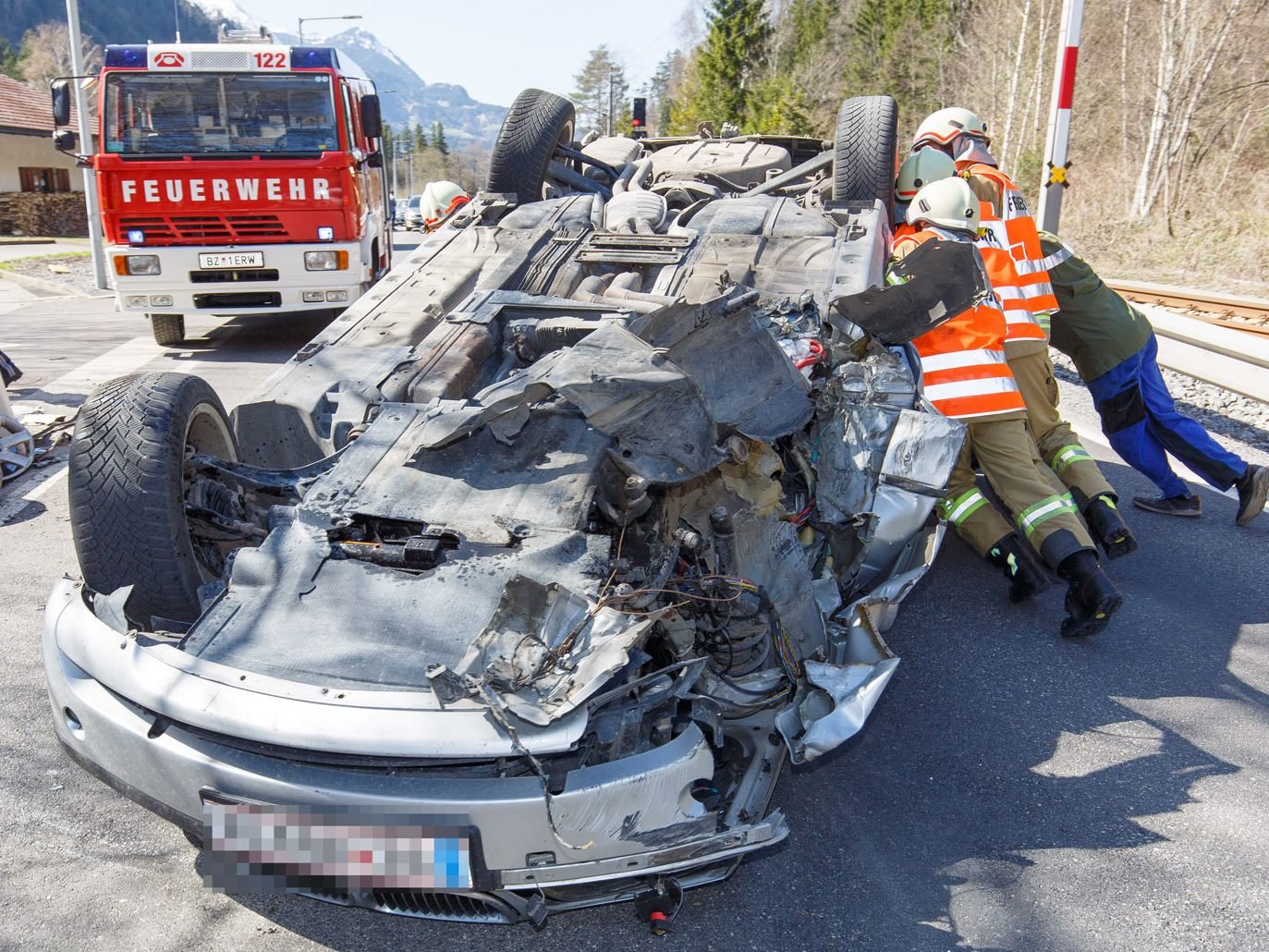 Das Fahrzeug blieb auf dem Dach liegen.