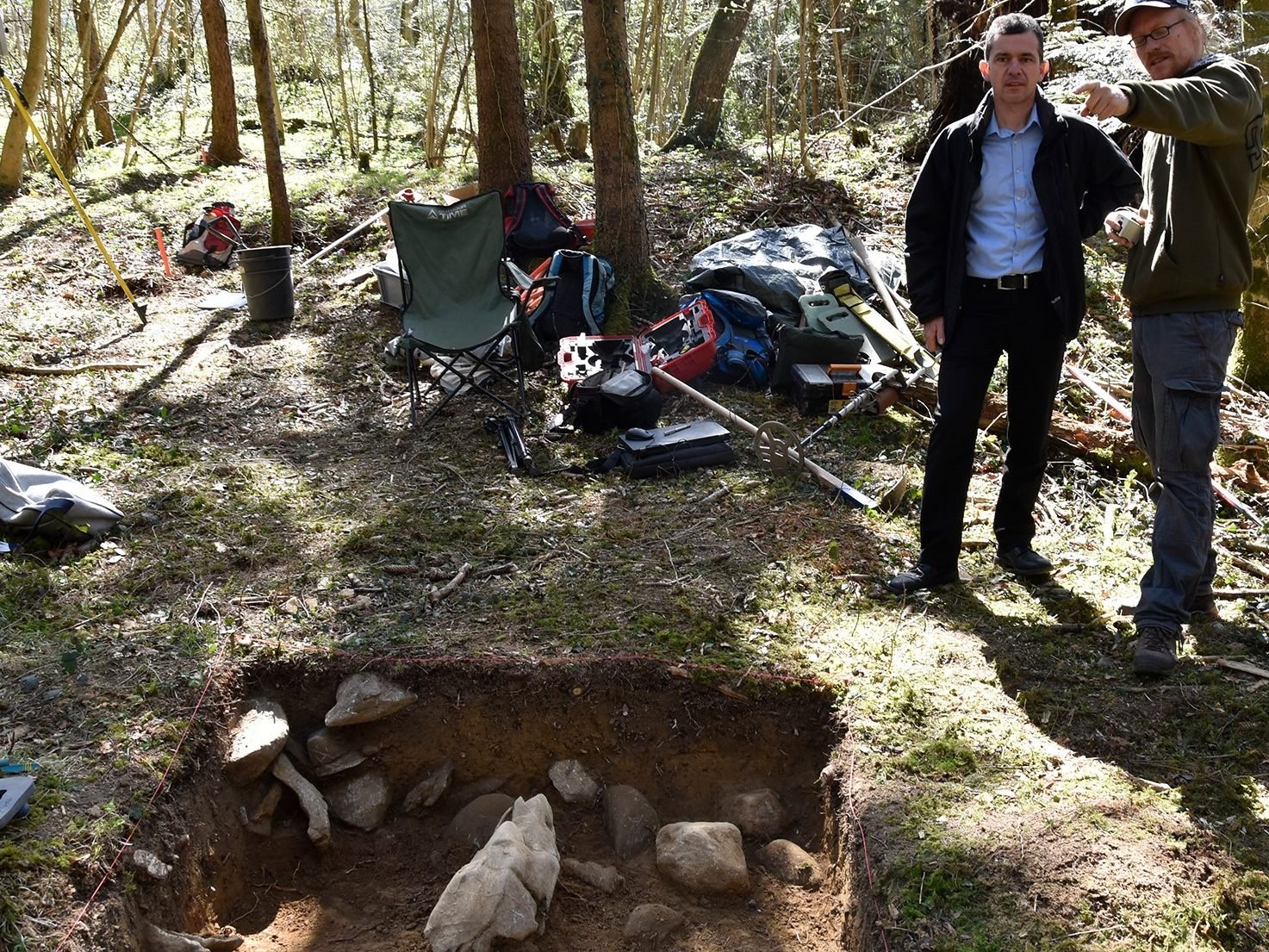 Bürgermeister Martin Summer beim Lokalaugenschein an der Ausgrabungsstätte im Valdunawald.