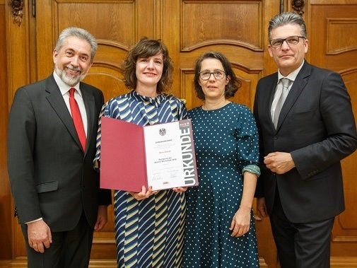 Preisträgerin Doris Knecht mit Laudatorin Petra Hartlieb und den WK-Wien-Obmännern Georg Glöckler (li.) und Martin Heimhilcher.