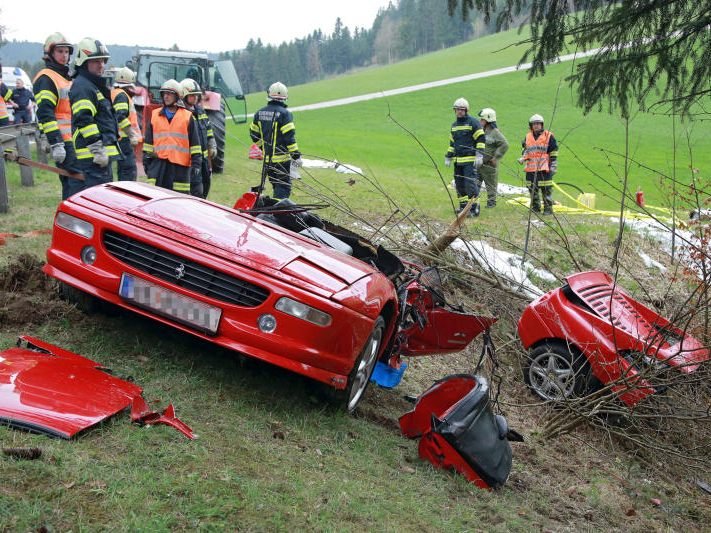 Mit Sportwagen von Fahrbahn abgekommen