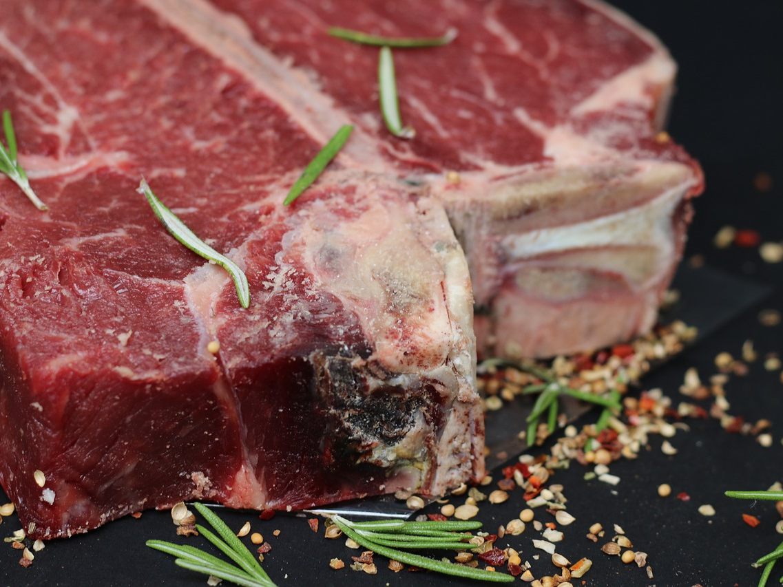 Die Grünen warnen vor multiresistenten Keimen im Fleisch.