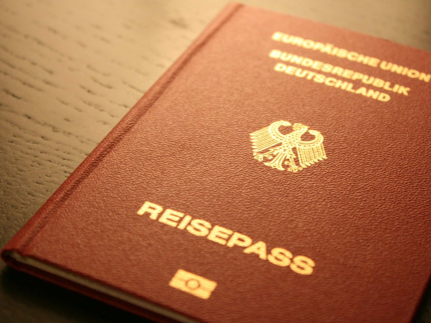 Einem Medienbericht zufolge verkaufen anerkannte Flüchtlinge ihre papiere weiter und melden sie dann als verloren.