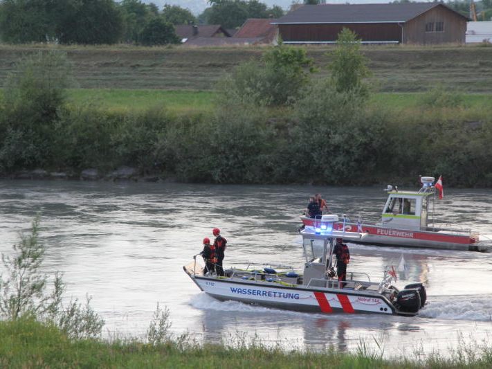 Einsatzübung am Rhein zur Dammbeobachtung