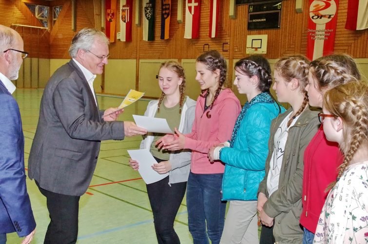 Landtagspräsident Harald Sonderegger gratulierte den Nachwuchssportlern.
