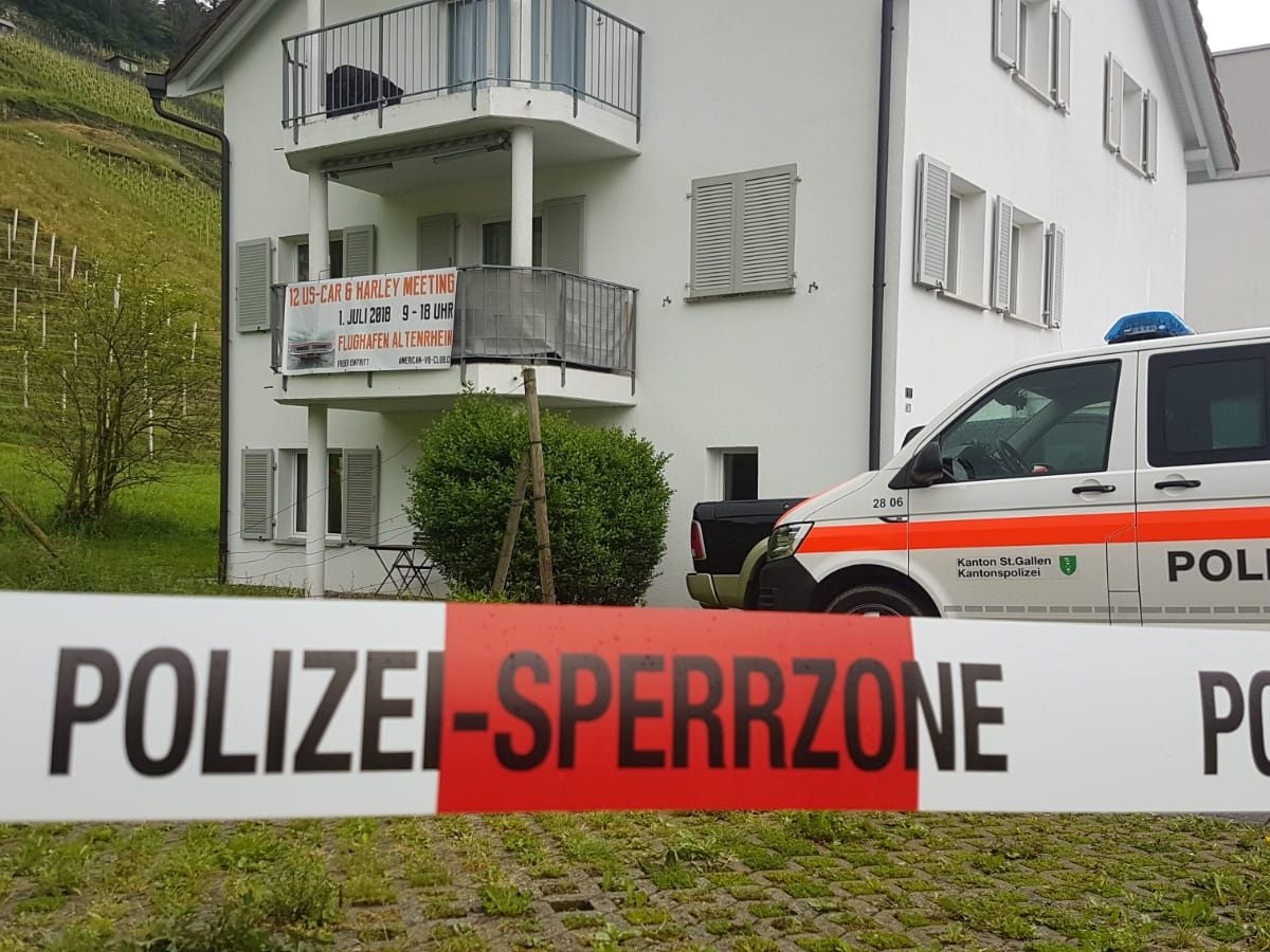 Die Frau erlag noch am Tatort ihren Verletzungen.