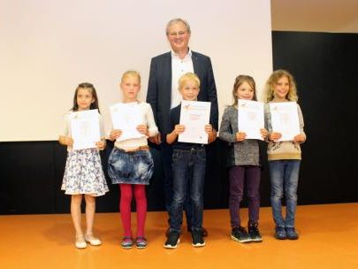 Die Sieger des Wettbewerbs "Känguru der Mathematik" mit Landtagspräsident Harald Sonderegger.