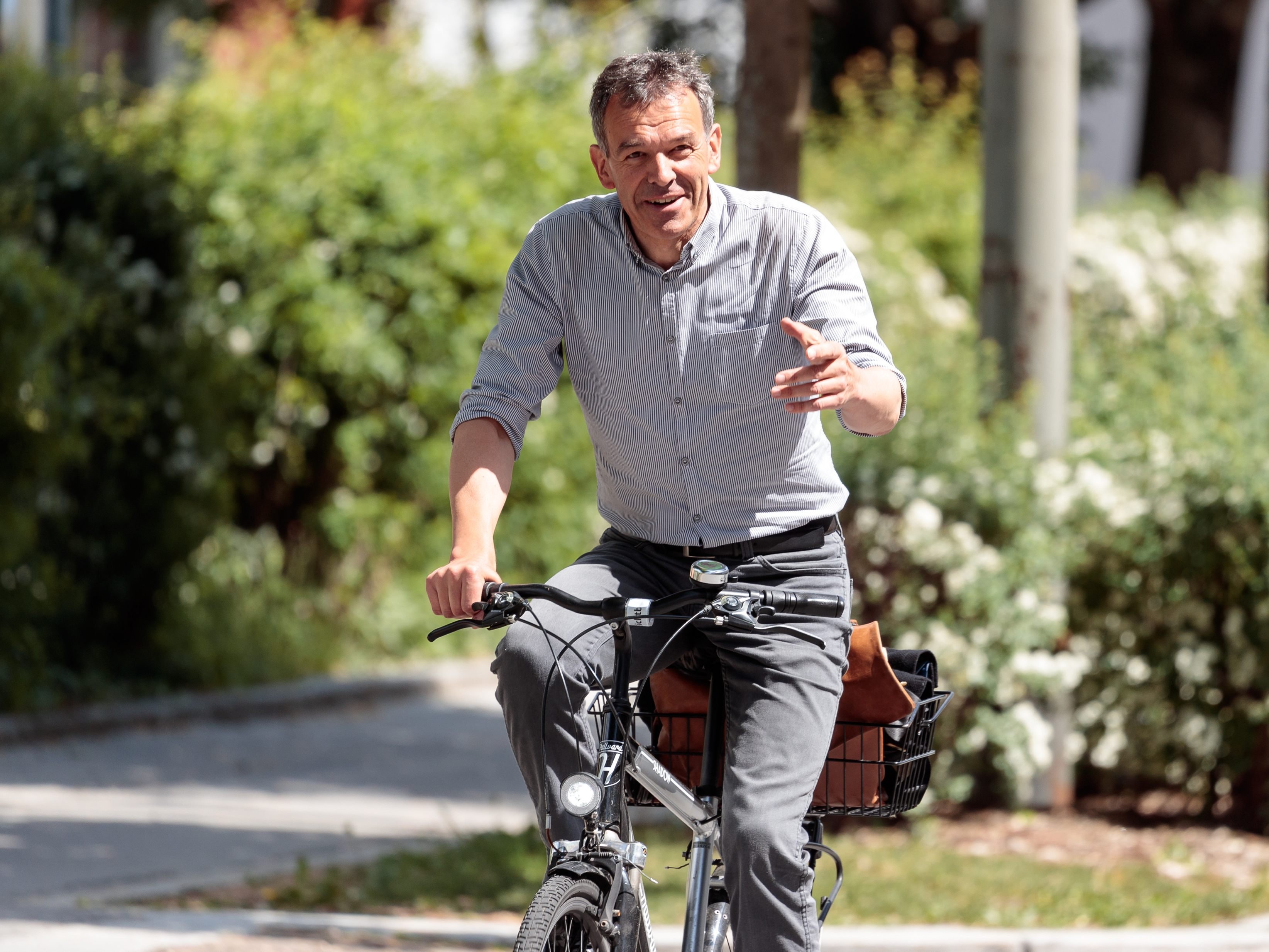 Der Kandidat der Grünen Georg Willi auf dem Weg zur Stimmabgabe.