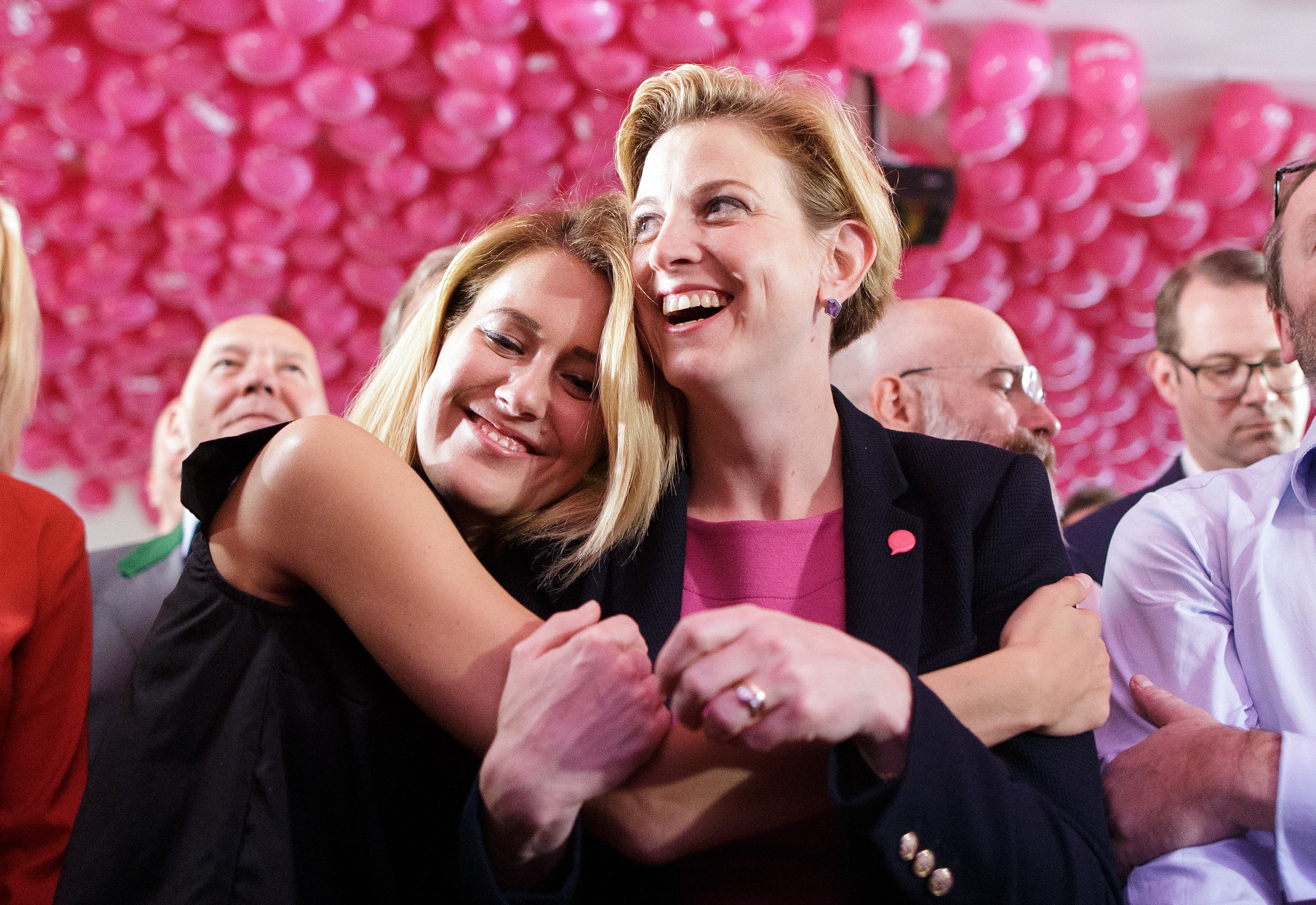 Claudia Gamon (NEOS) und Beate Meinl-Reisinger in der Wahlkampfzentrale vor Bekanntwerden der ersten Hochrechnung zur Nationalratswahl am Sonntag, 15. Oktober 2017, in Wien.