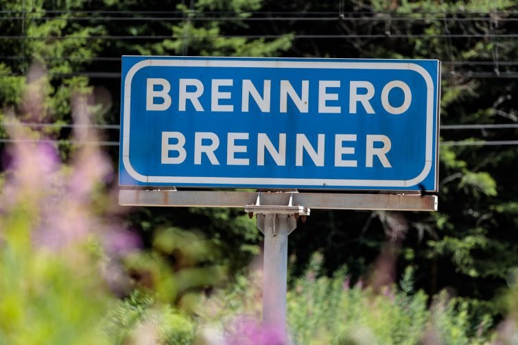 Grenzschild am Brenner-Pass.