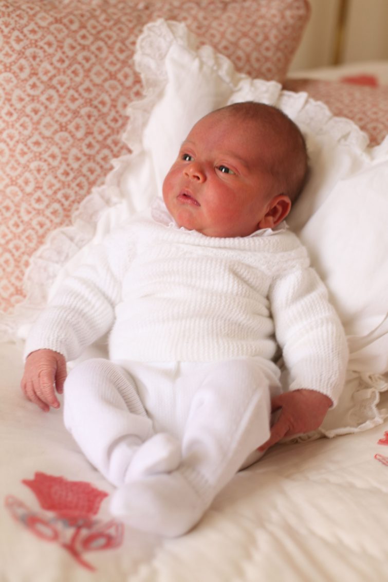 Fast hätte der kleine Prinz das Fotoshooting verschlafen.
