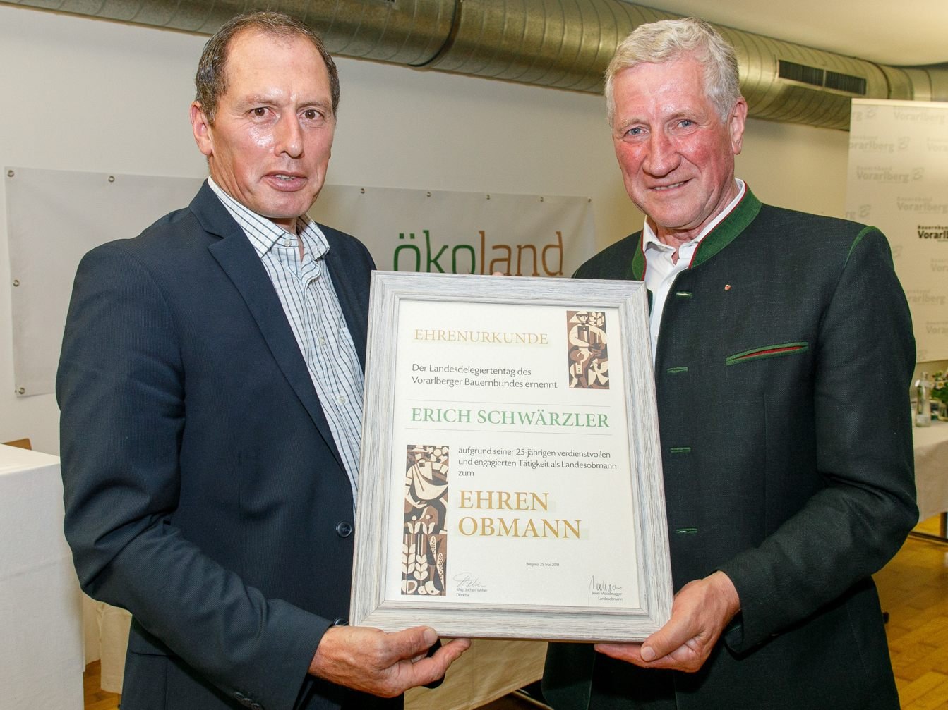 Der Landesdelegiertentag ernannte Erich Schwärzler (r.) zum Ehrenobmann des Vorarlberger Bauernbundes..