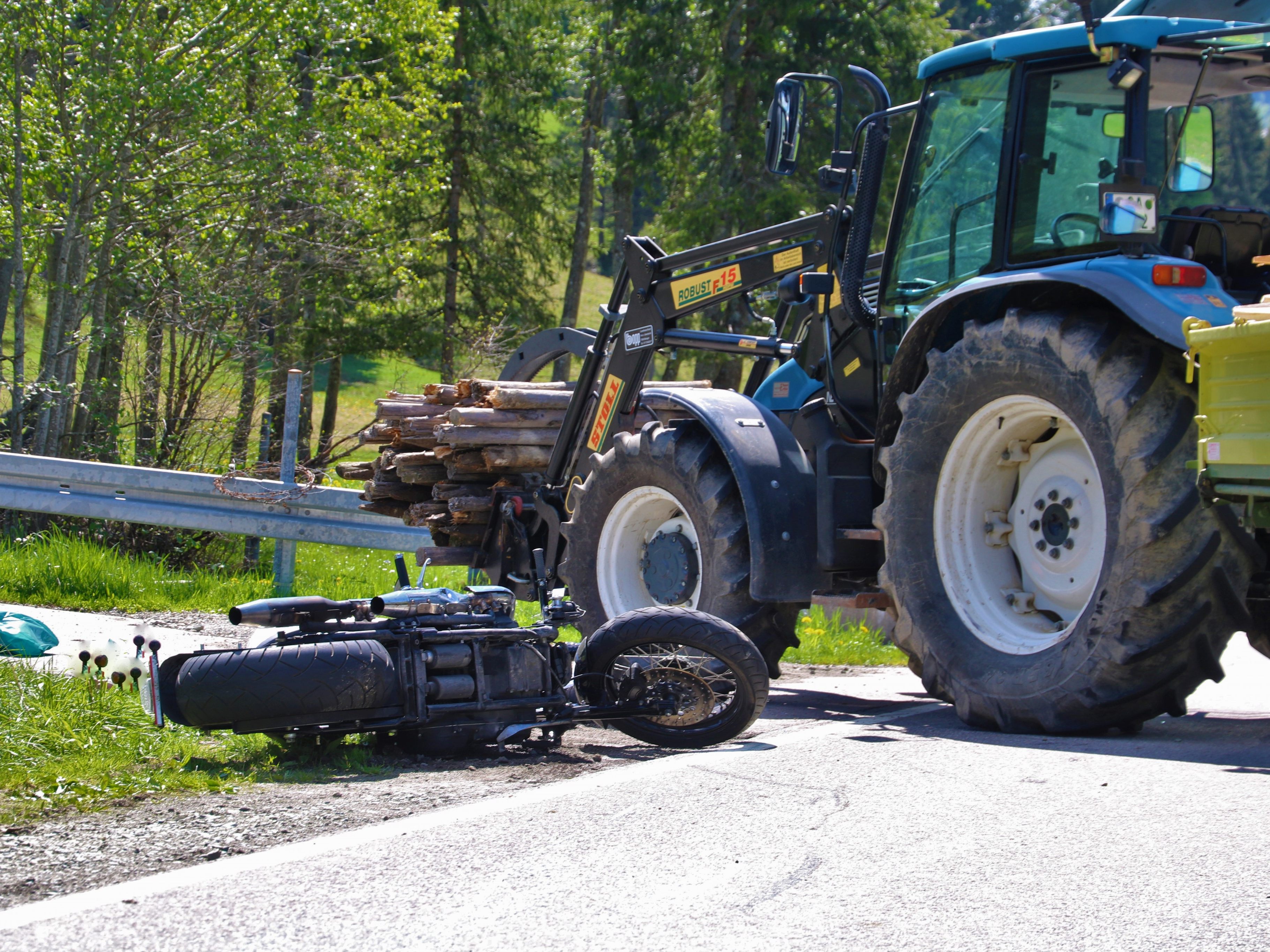 Der Motorradfahrer aus Vorarlberg erlitt bei dem Unfall schwerste Verletzungen.