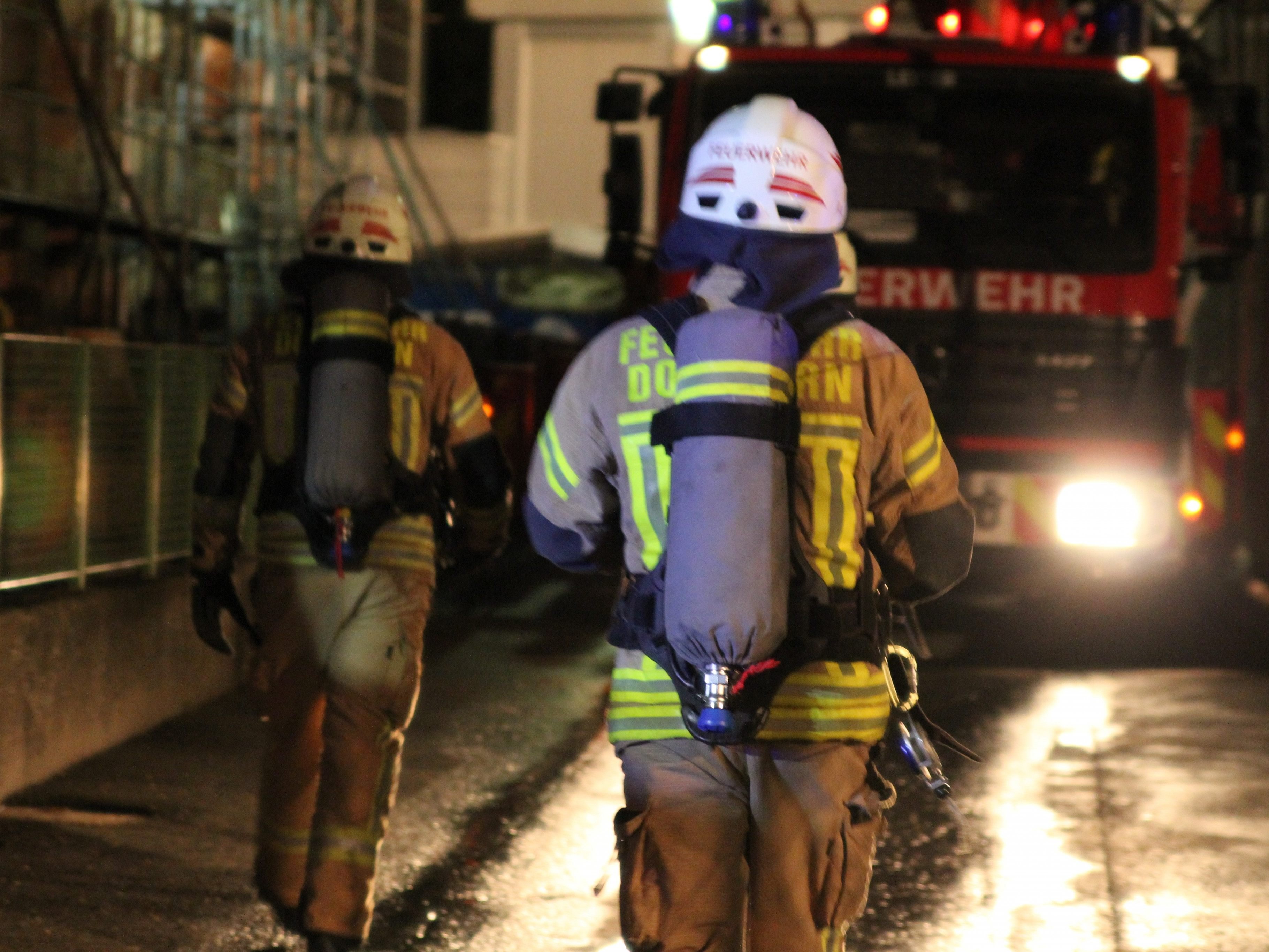 Als die Feuerwehr eintraf, konnte das Auto bereits von einer Polizeistreife gelöscht werden.