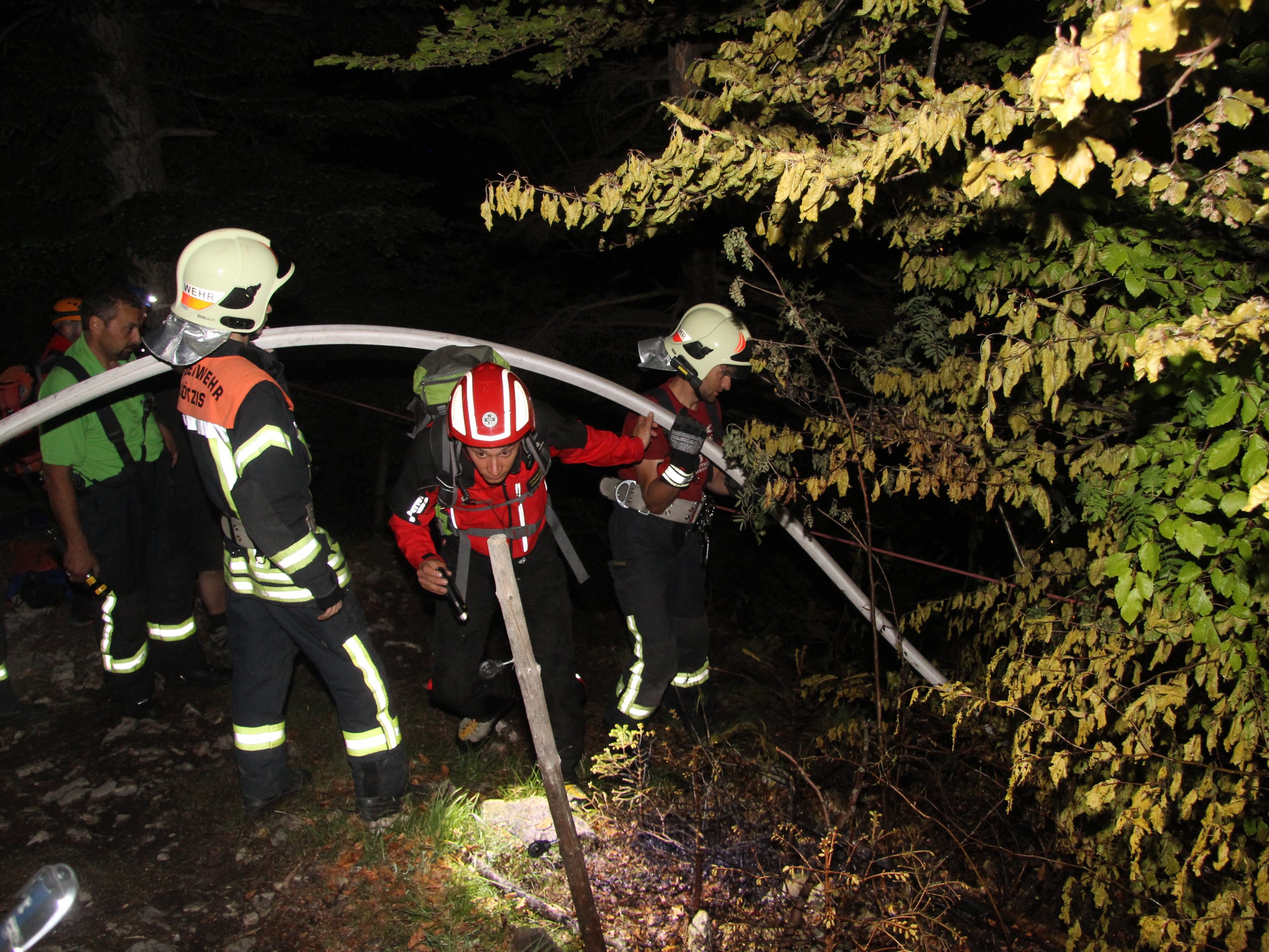 Die Einsatzkräfte wurden in der Nacht auf Mittwoch zu einem Brand am Klettersteig Kapf gerufen.