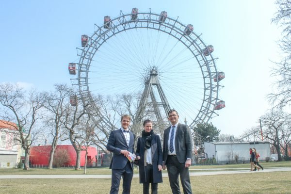 Dr. Kurt Wratzfeld mit fwp- Marketingleiterin Sabine Sommerauer und Moderator Johannes Tschohl.