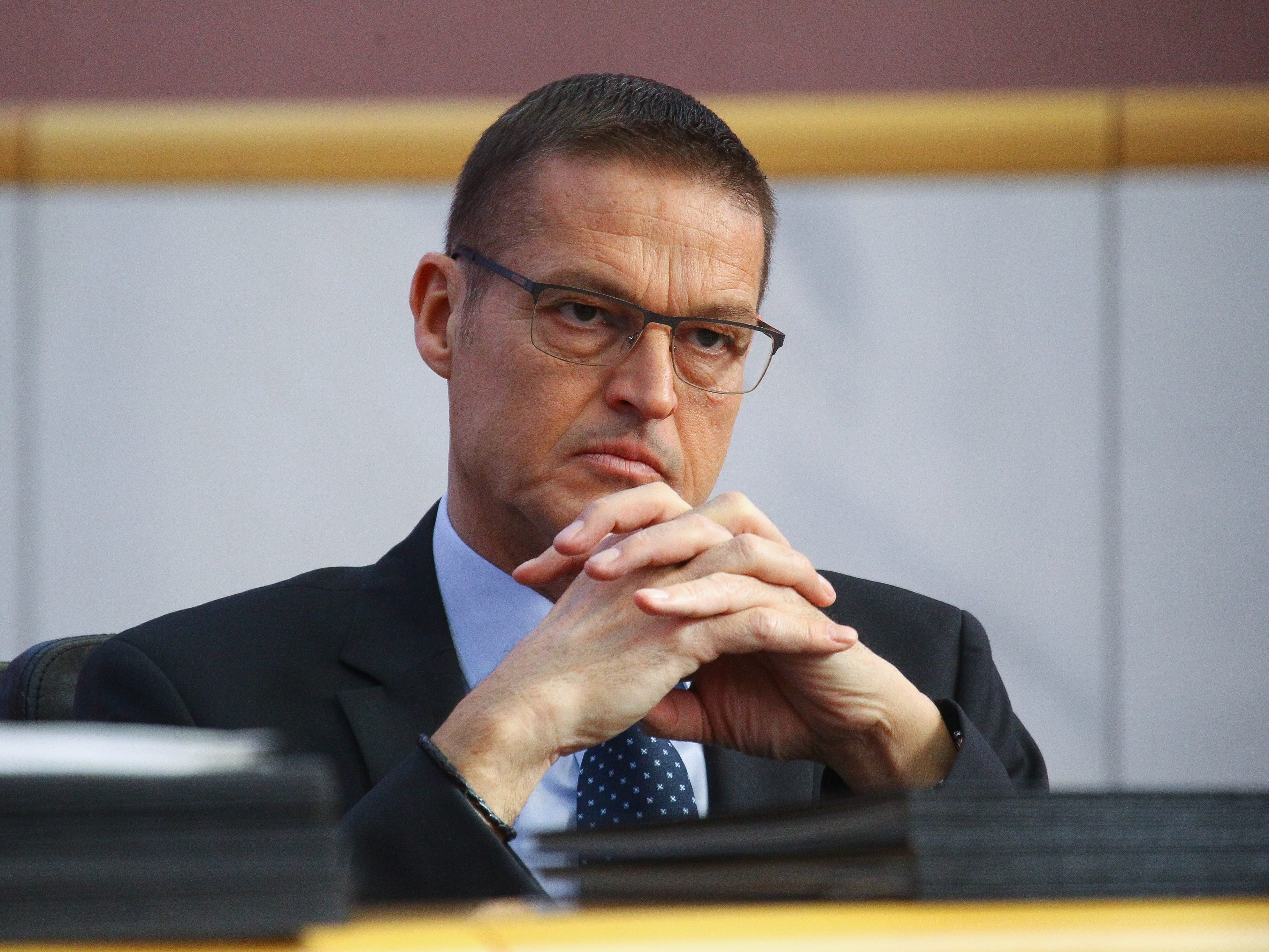 Landesrat Bernhard verteidigt die Vorgehensweise des Landes.