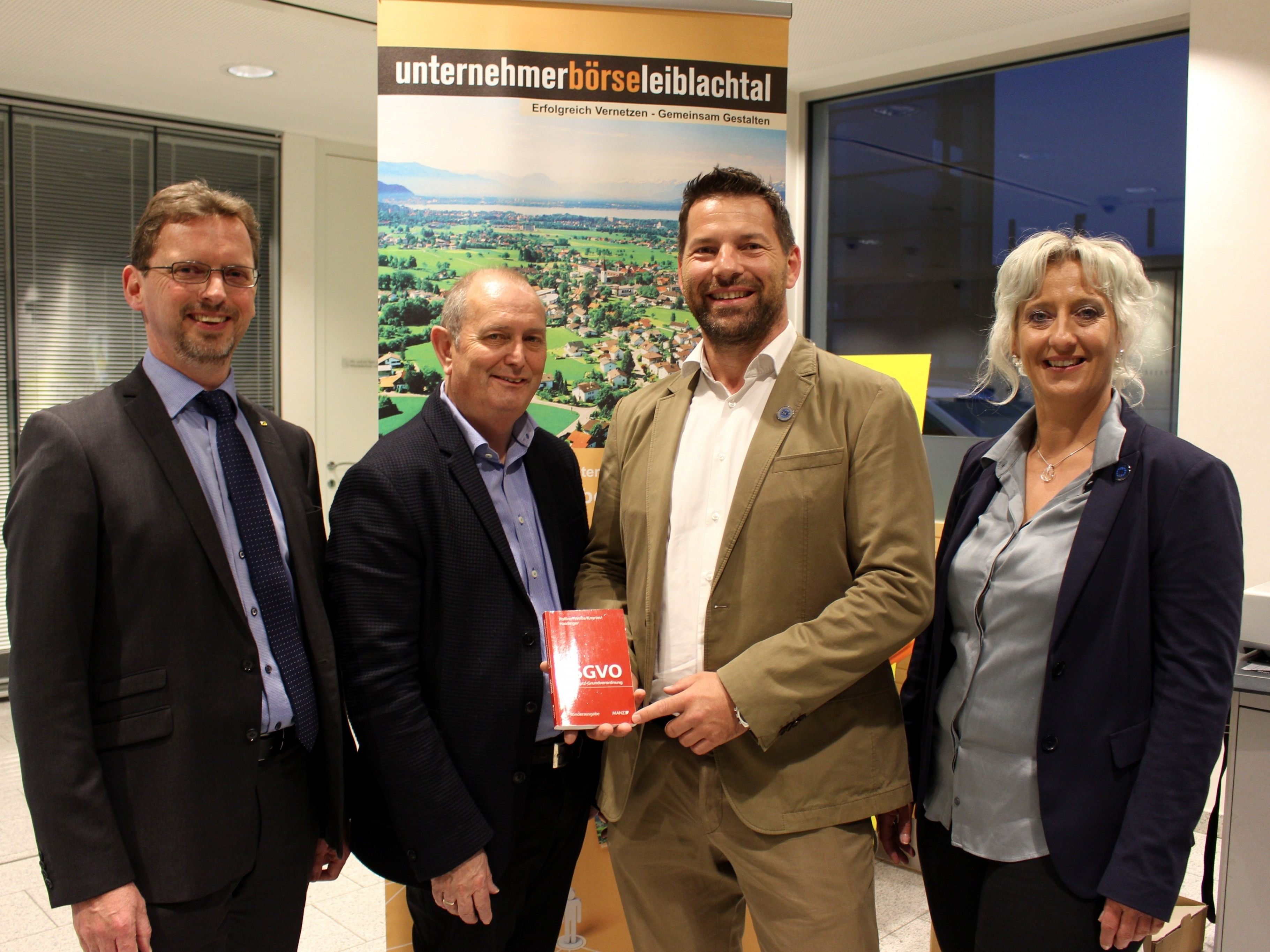 „Unternehmerbörse Leiblachtal“ informierte über die EU-Datenschutz-Grundverordnung: Hubert Gieselbrecht (Raiba Leiblachtal), Referent Elmar Stimpfl (Datenschutzbeauftragter), Obmann Joachim Igl (JB IGL-Web) und Bianca Igl (JB IGL-Web).