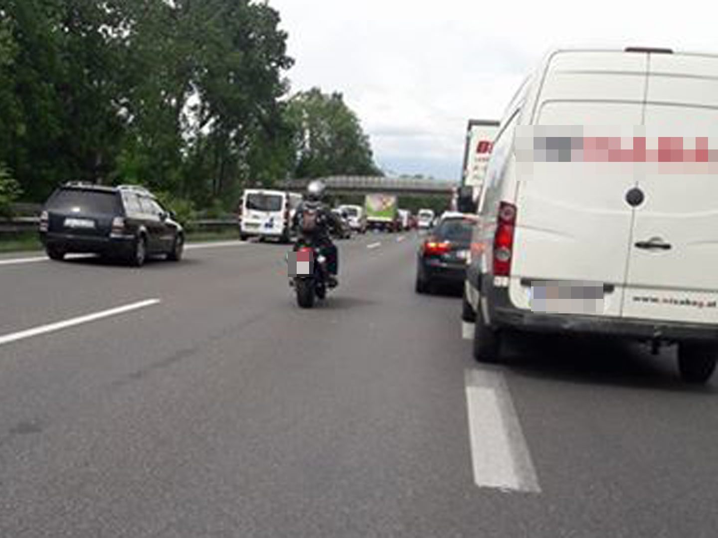 Der Verkehr auf der A14 staut sich in Richtung Deutschland.