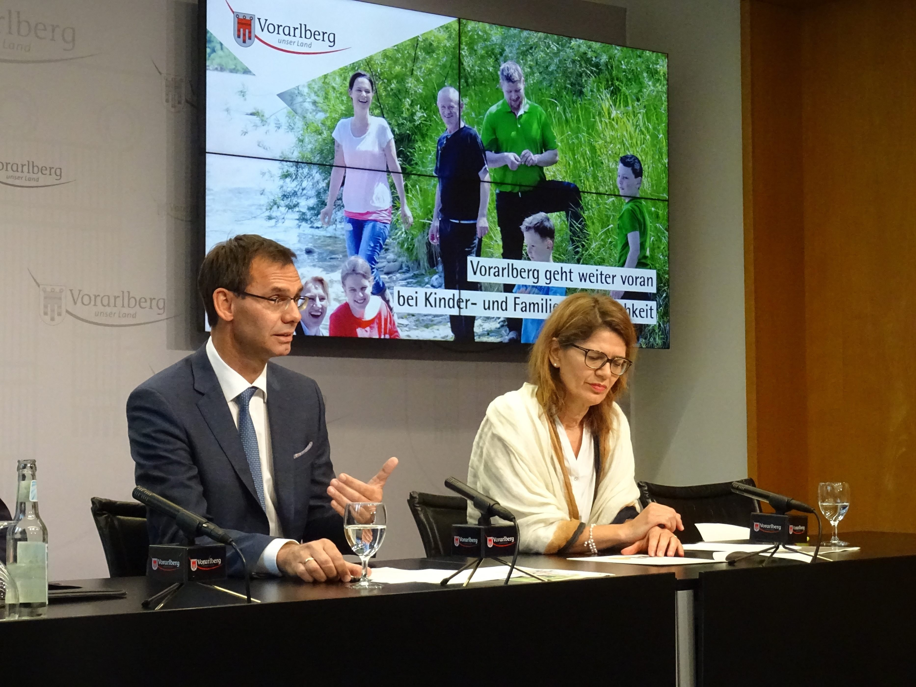 Landeshauptmann Markus Wallner mit Heike Mennel-Kopf (Fachbereich Jugend und Familie des Landes Vorarlberg) im Pressefoyer.