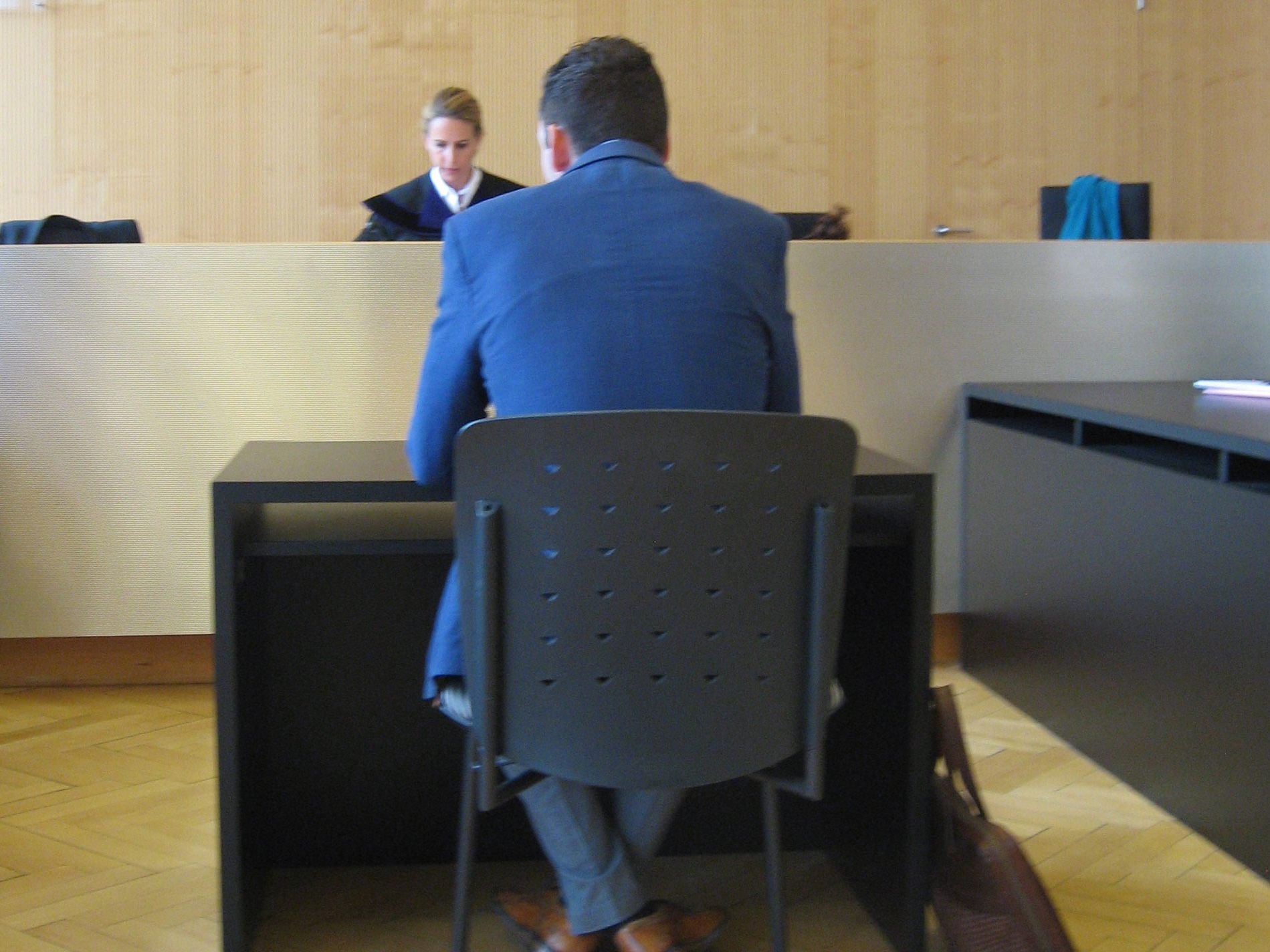 Opfer und Täter umarmen sich vor Gericht