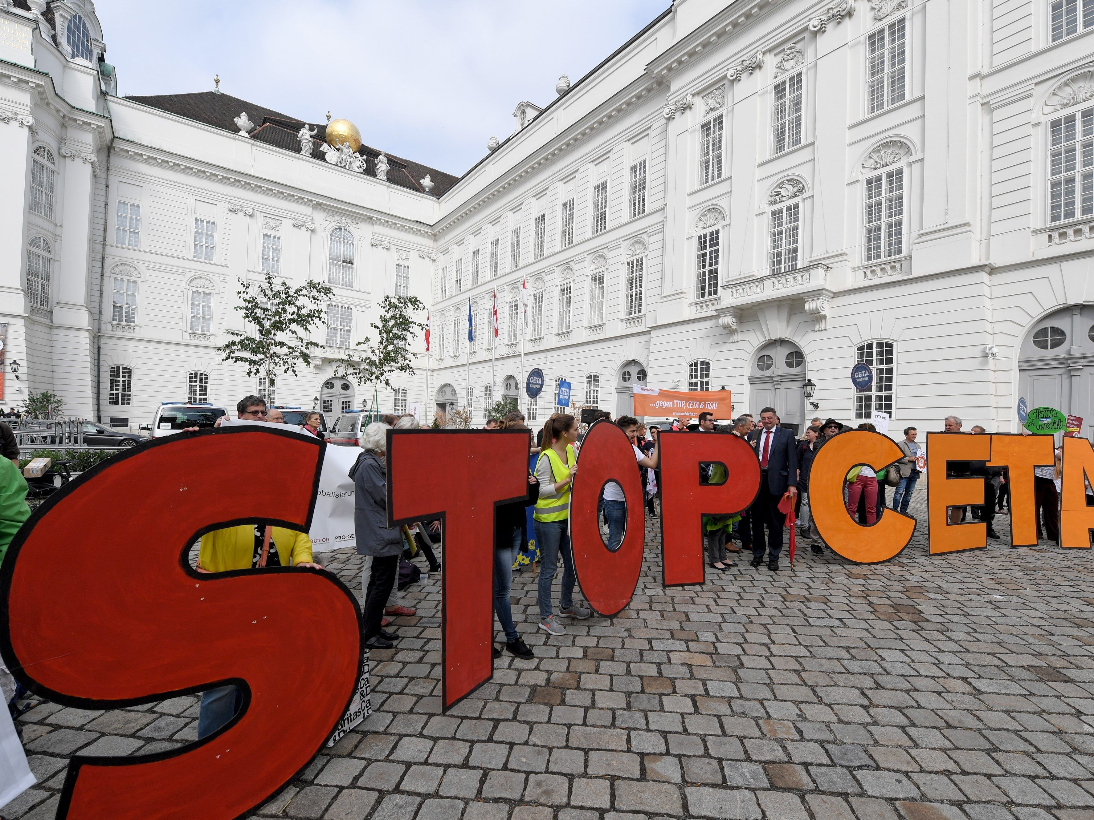 Demonstranten sprechen sich gegen CETA aus.