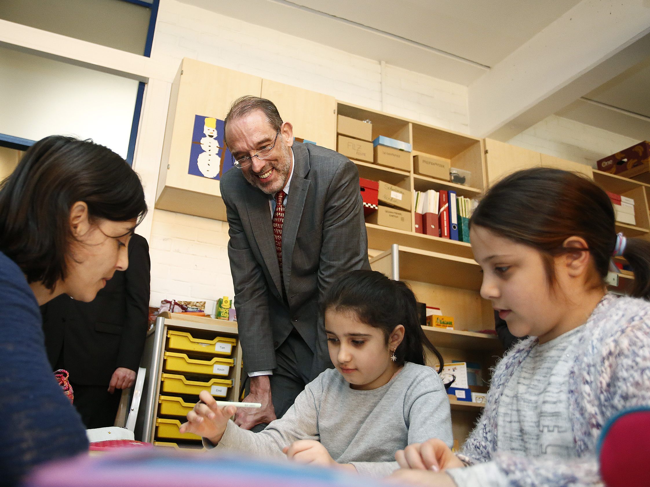 Bundesminister Heinz Faßmann besucht eine Volksschule.