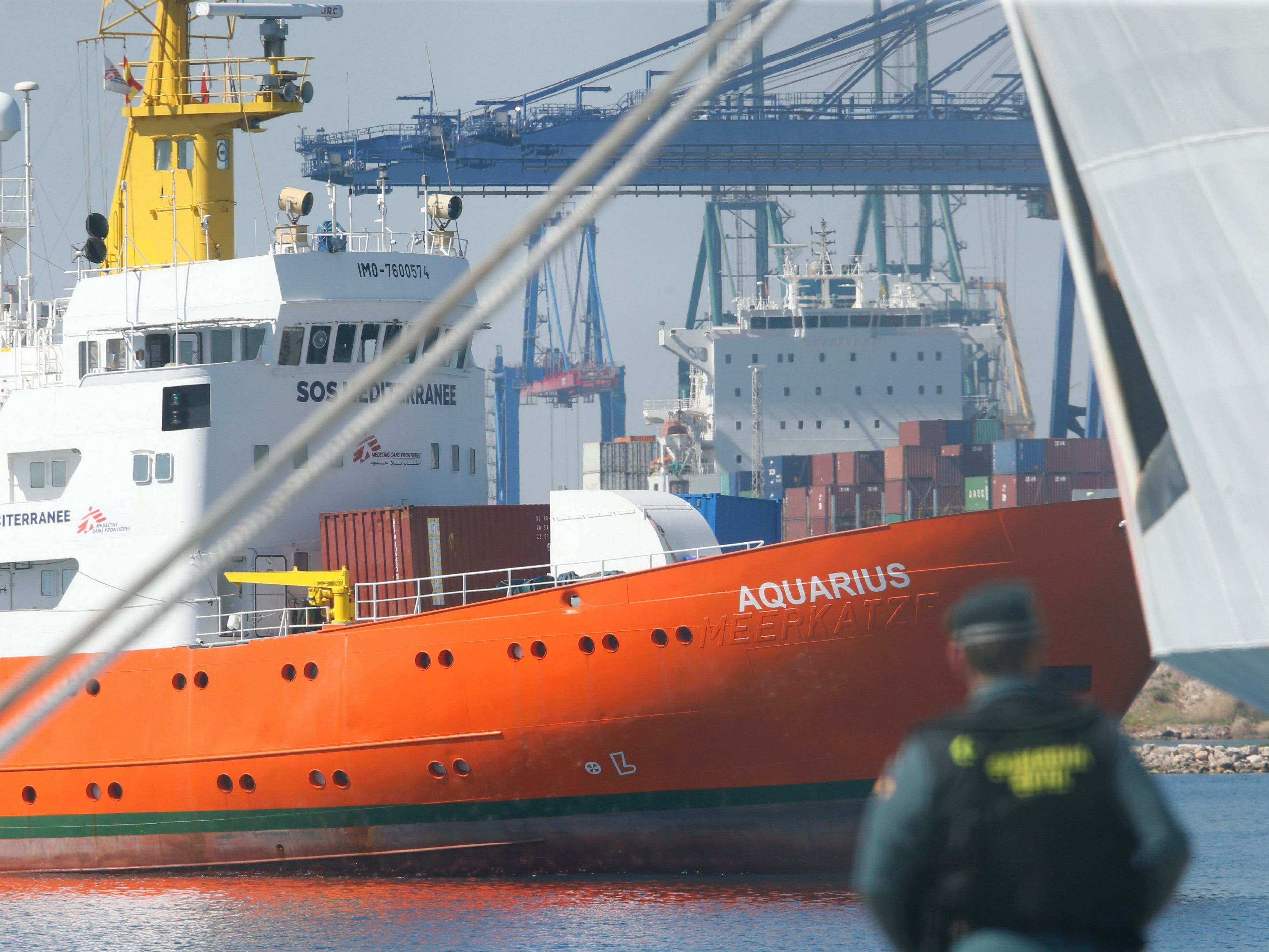 Das zivile Seenot-Rettungsschiff "Aquarius" läuft in den Hafen der spanischen Stadt Valencia ein, nachdem Italien und Malta es zurückgewiesen hatten.