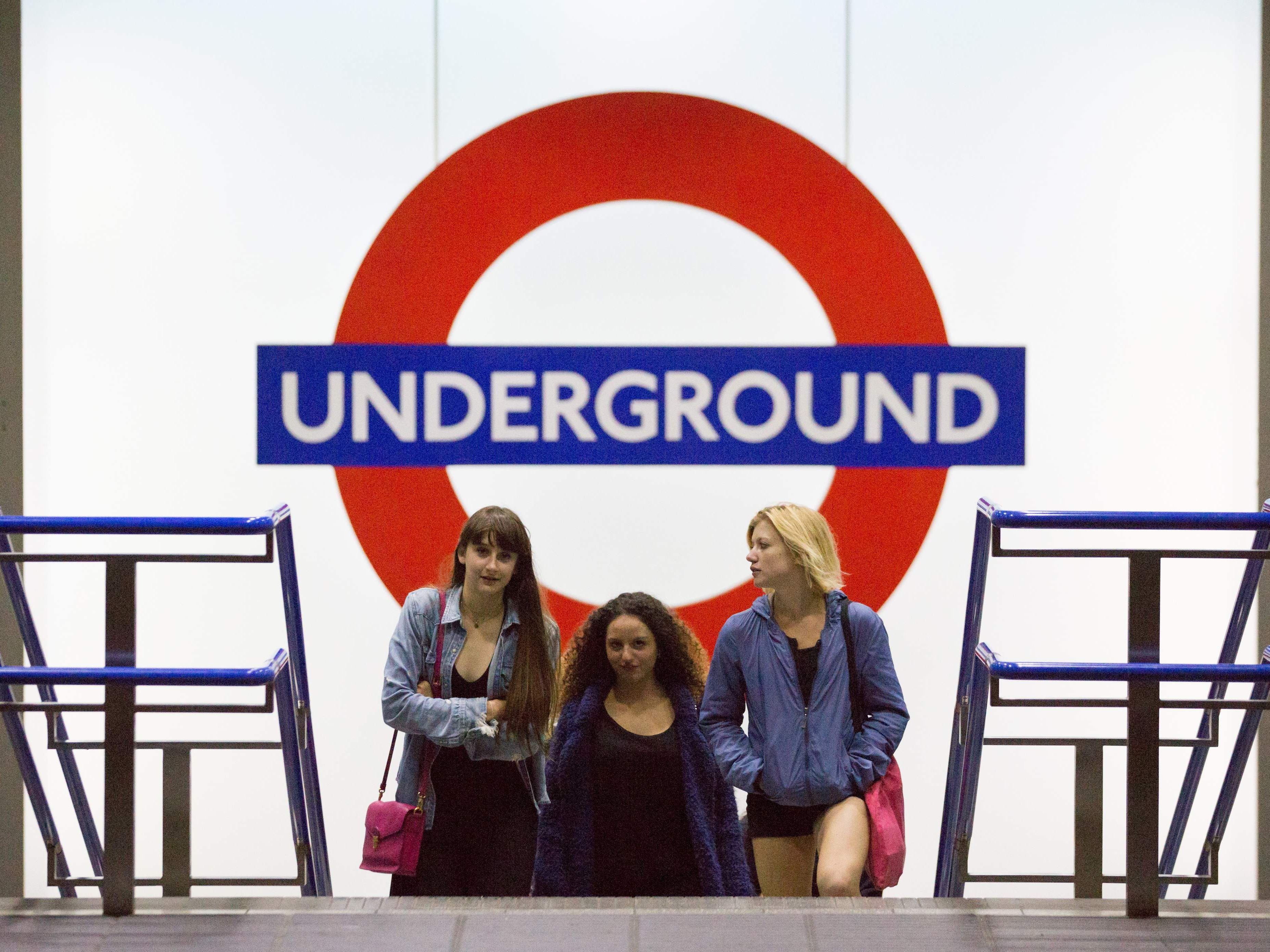 Zugang zu einer Station der Londoner U-Bahn.