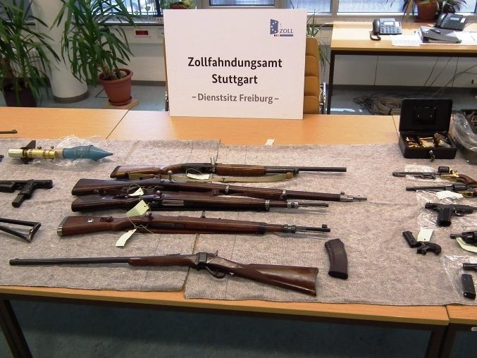Zoll beschlagnahmt Waffen und Munition.