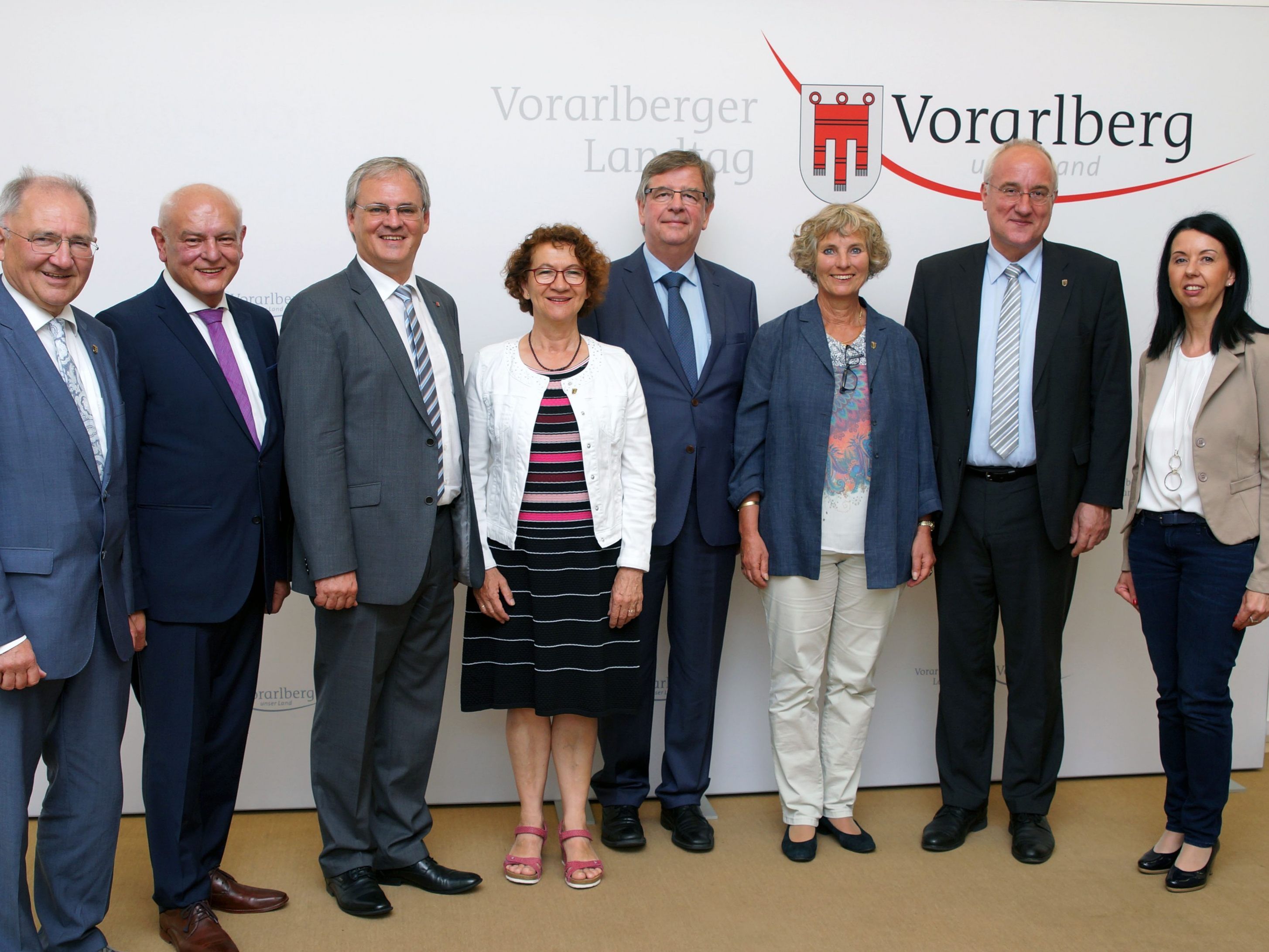 Abg. Peter Hofelich, Abg. Joachim Kößler, Landtagspräsident Harald Sonderegger, Abg. Dorothea Wehinger, Abg. Willi Stächele, Abg. Andrea Bogner-Unden, Abg. Heiner Merz und Landtagsdirektorin Borghild Goldgruber-Reiner.
