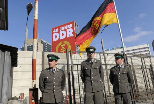 Den Sozialisten, hier Komparsen bei einem Filmdreh, war der Hammer besonders wertvoll - AP Photo/Eckehard Schulz 