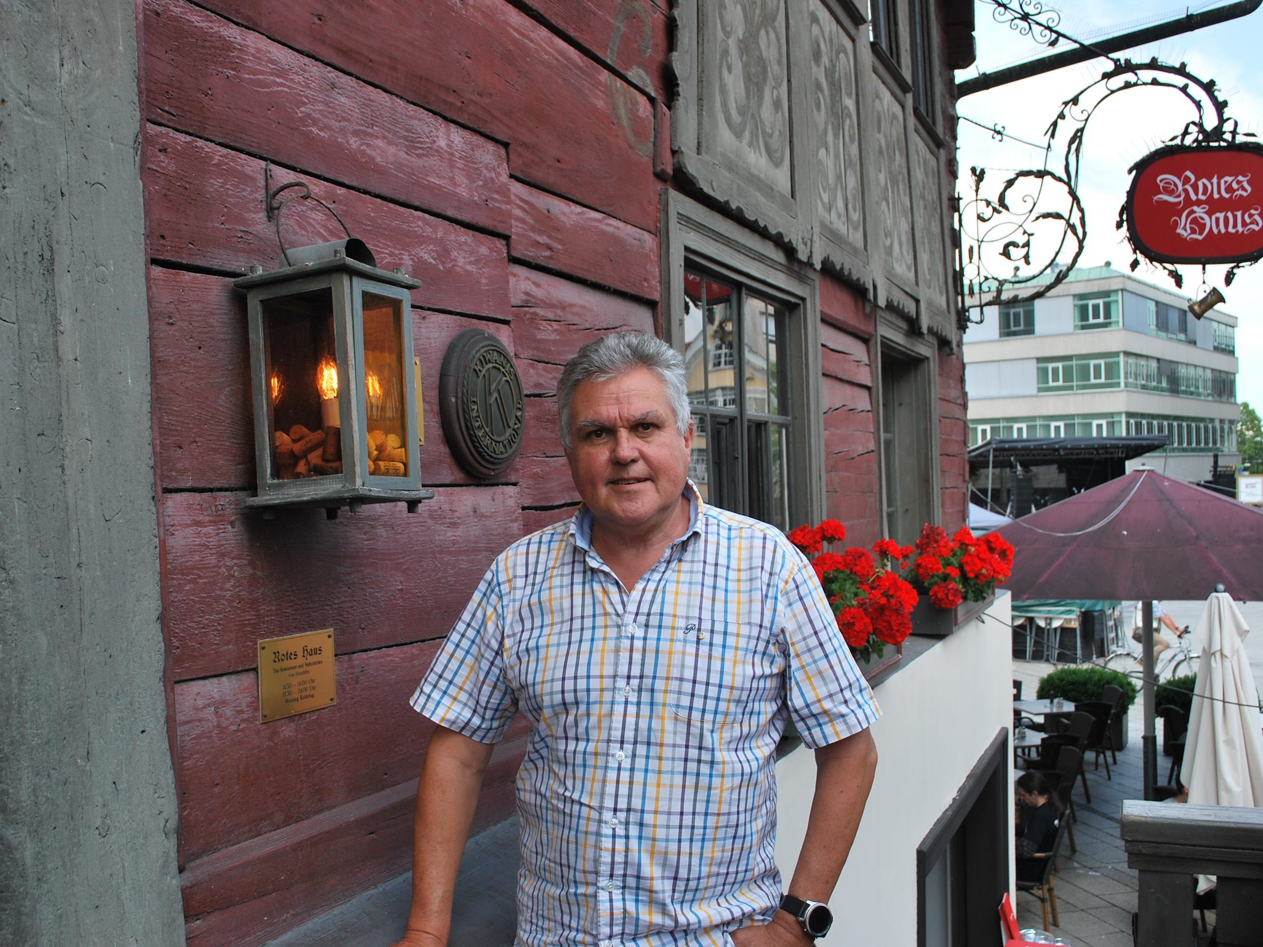 Günter Thurnher vor dem Roten Haus, Clublokal Kiwanis Dornbirn.