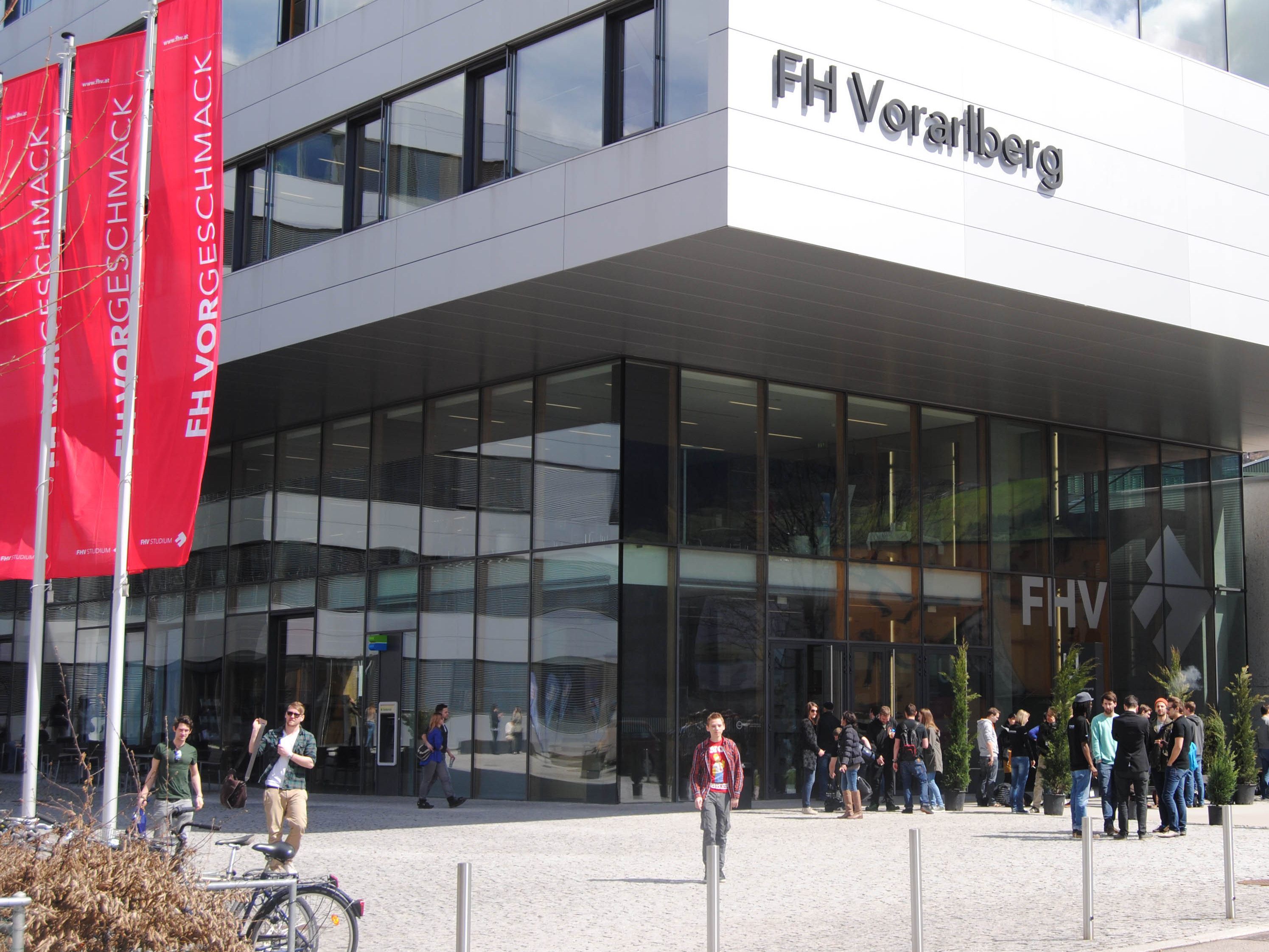 Immer mehr junge Menschen interessieren sich für ein Studium an der FH Vorarlberg.