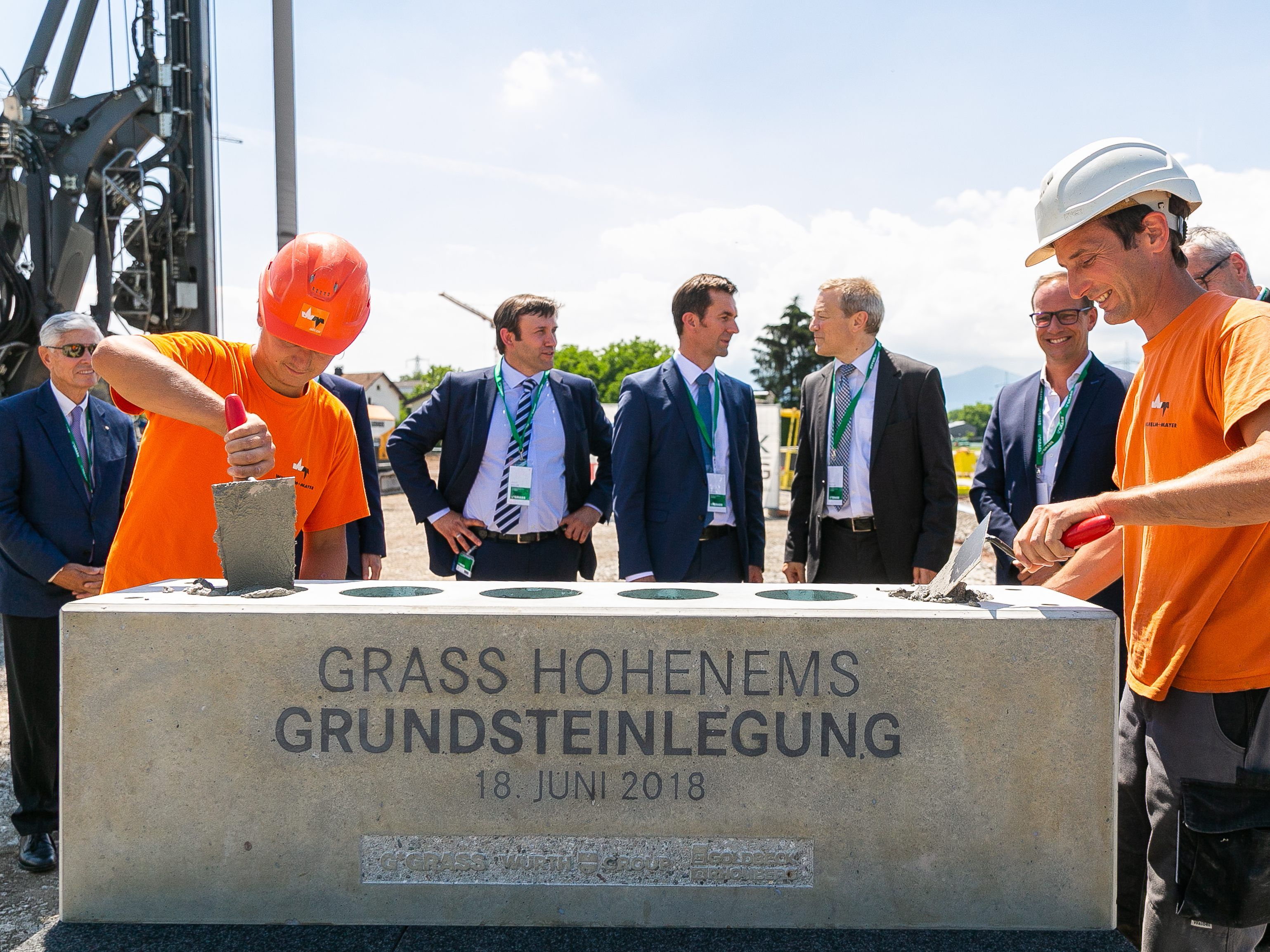 Die Zeitkapseln wurden in den Grundstein eingemauert, der im neuen Zentrallager von GRASS verbaut wird. In der Mitte die Mitglieder der GRASS-Geschäftsführung (von links): André Stiller, Thomas Zenker und Thomas Müller.