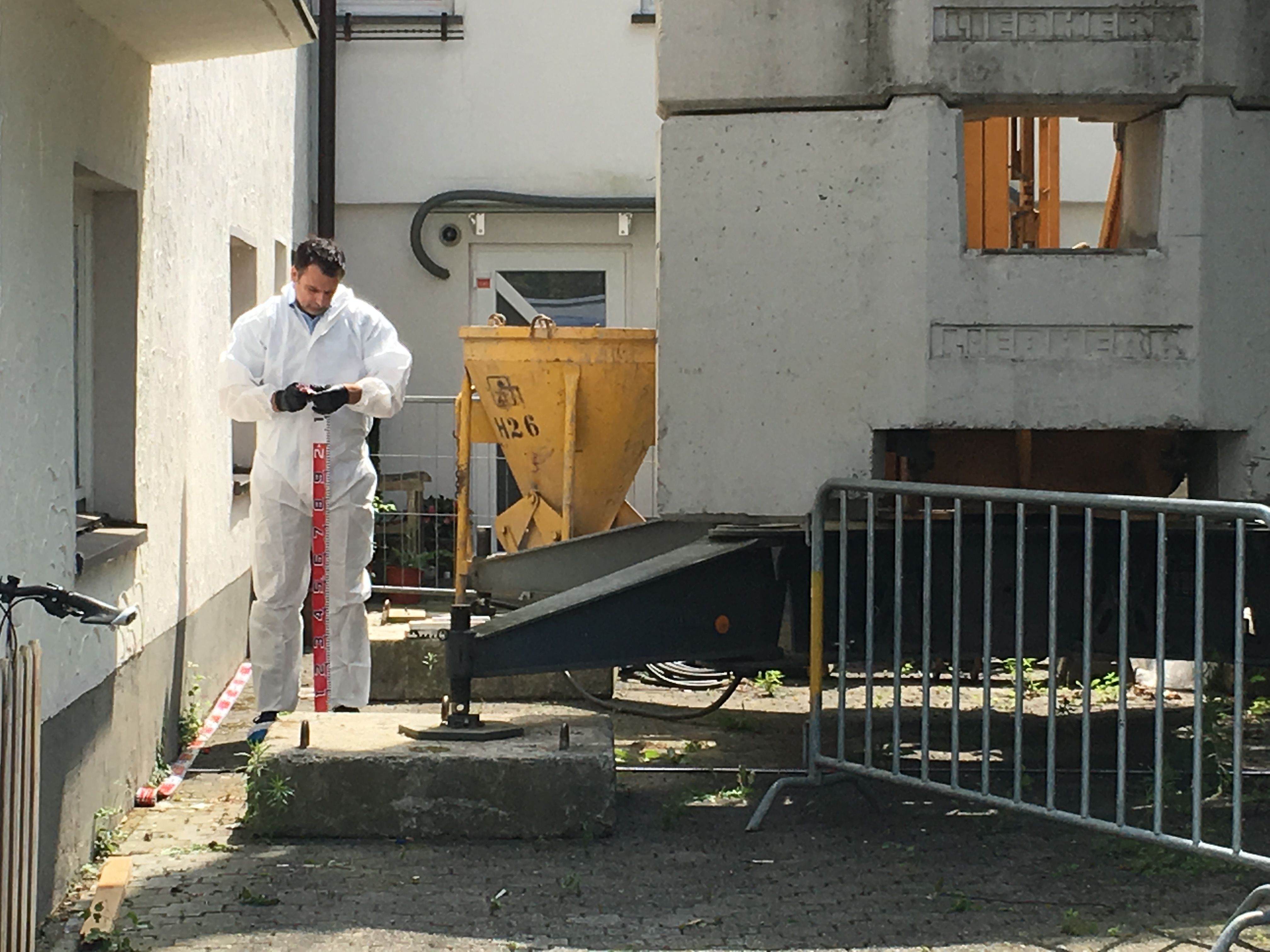 Der Täter sprang nach stundenlangen Verhandlungen schließlich aus dem Fenster.