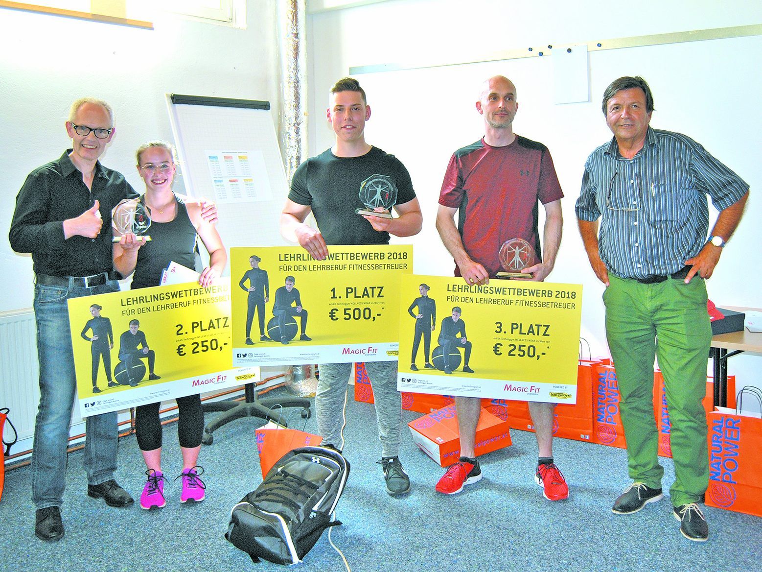 Manfred Scheel (Sprecher der Fitnessbetriebe) und Franz-Josef Winsauer (Landesschulinspektor Berufsschulen) mit den drei erstplatzierten Lehrlingen.