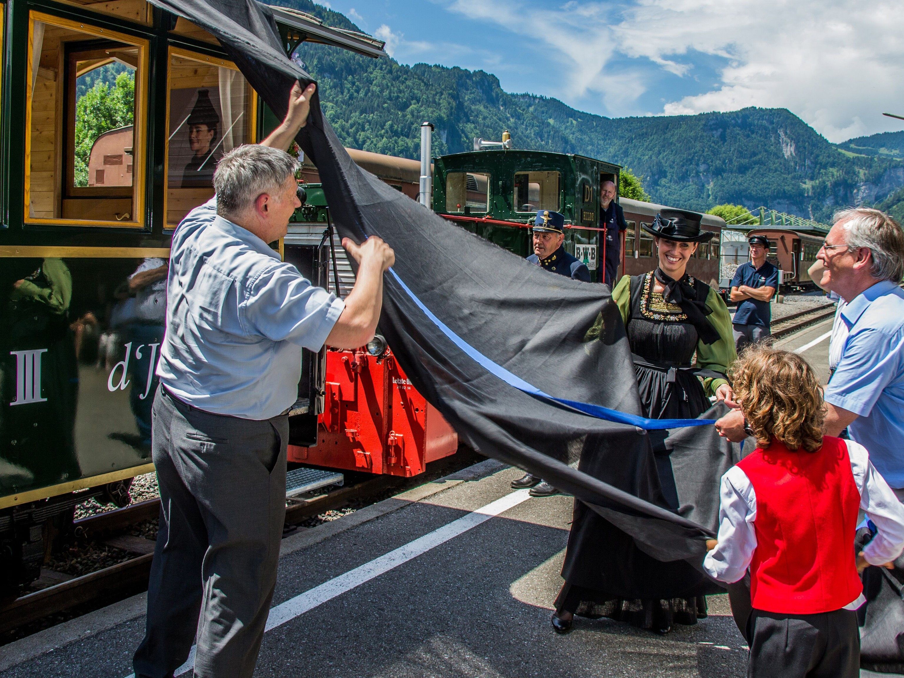 Landtagspräsident Harald Sonderegger mit Doris Kranzelbinder (Obfrau Juppenwerkstatt Riefensberg) und Oskar Müller (Obmann Verein Bregenzerwaldbahn-Museumsbahn) bei der Inbetriebnahme des neuen Themenwaggons.