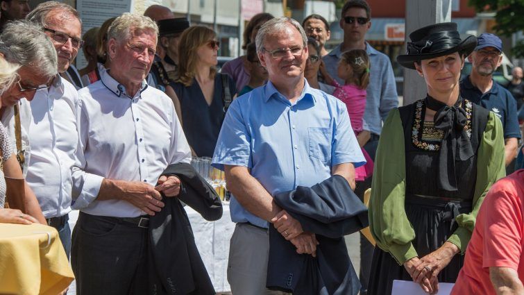 Alt-Landesrat Erich Schwärzler, Landtagspräsident Harald Sonderegger und Doris Kranzelbinder (Obfrau Juppenwerkstatt Riefensberg).