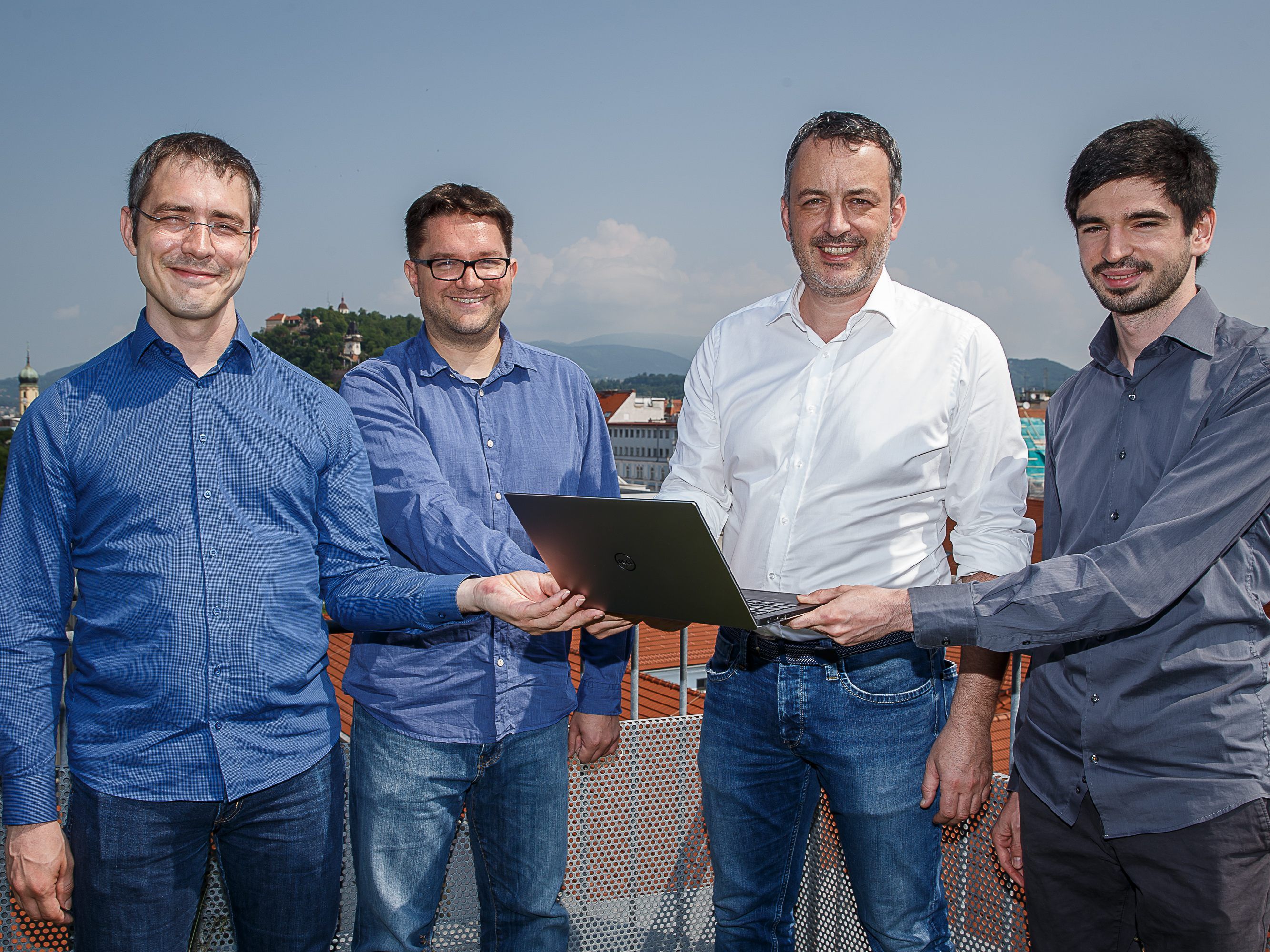 Der Geschäftsführer der VRZ Informatik GmbH, Gregor Hilbrand, mit dem Team der Smart Software GmbH in Graz, seit Anfang Juni eine 100-Prozent-Tochter von VRZ.