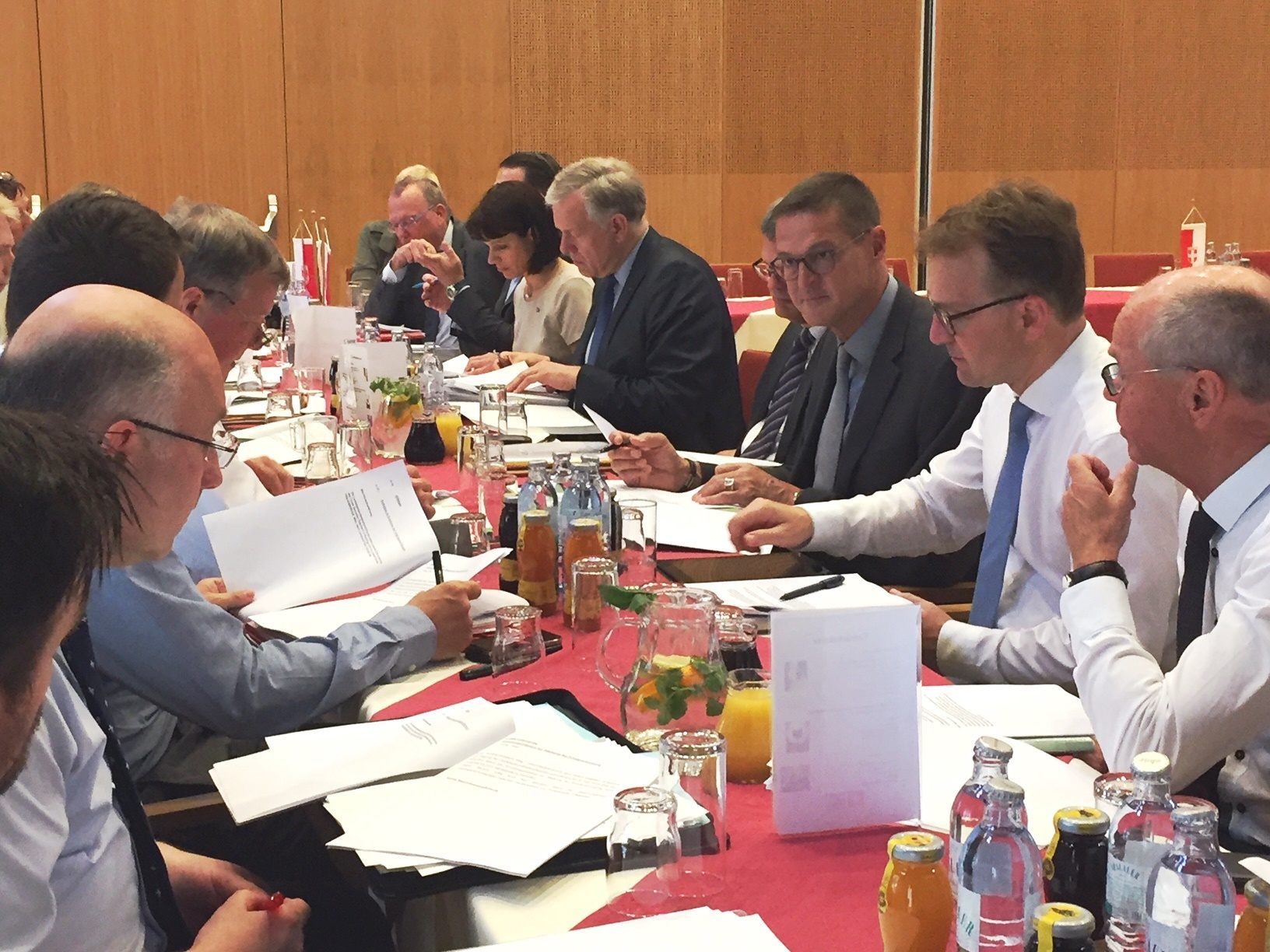 Gesundheitslandesrat Christian Bernhard (ÖVP) am Tisch mit den übrigen Gesundheitsreferentinnen und -referenten.