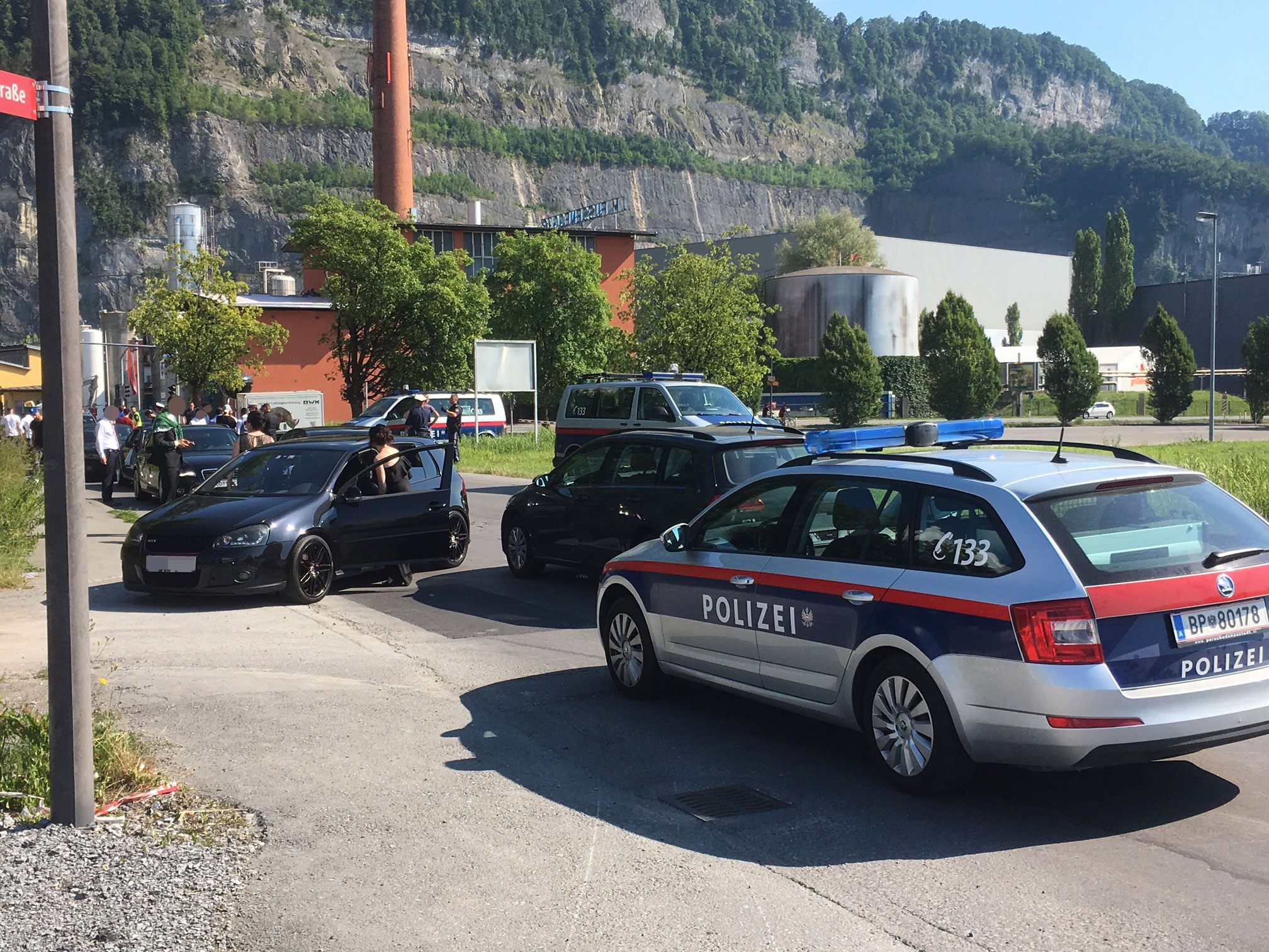 Die Polizei stoppte den Hochzeitskonvoi schließlich in Dornbirn.